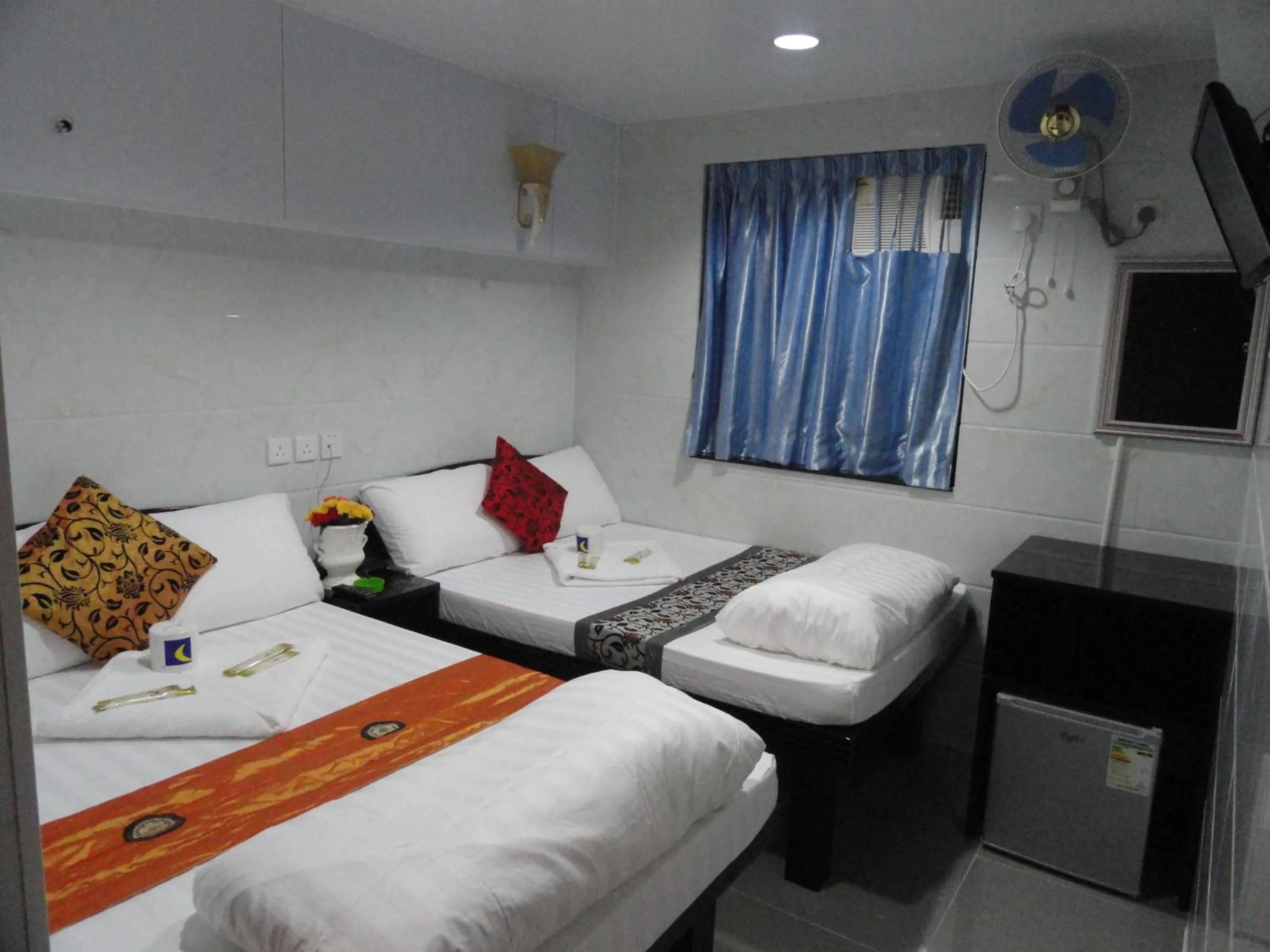 Bed in Paris Guest House, 10F FLAT D8 BLOCK D E RECEPTION 24 HOUR TSIM SHA TSUI KOWLOON