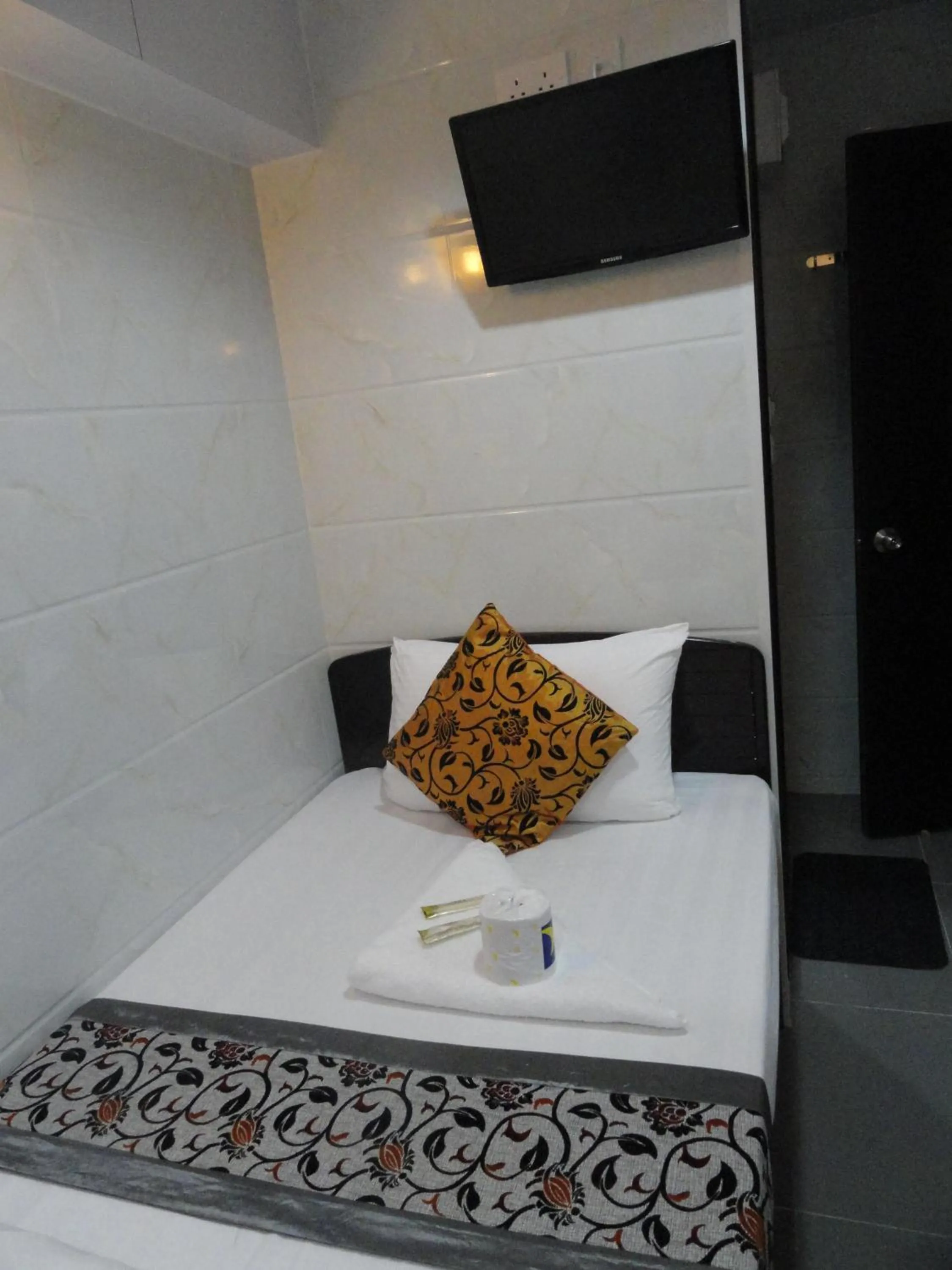 Bed in Paris Guest House, 10F FLAT D8 BLOCK D E RECEPTION 24 HOUR TSIM SHA TSUI KOWLOON
