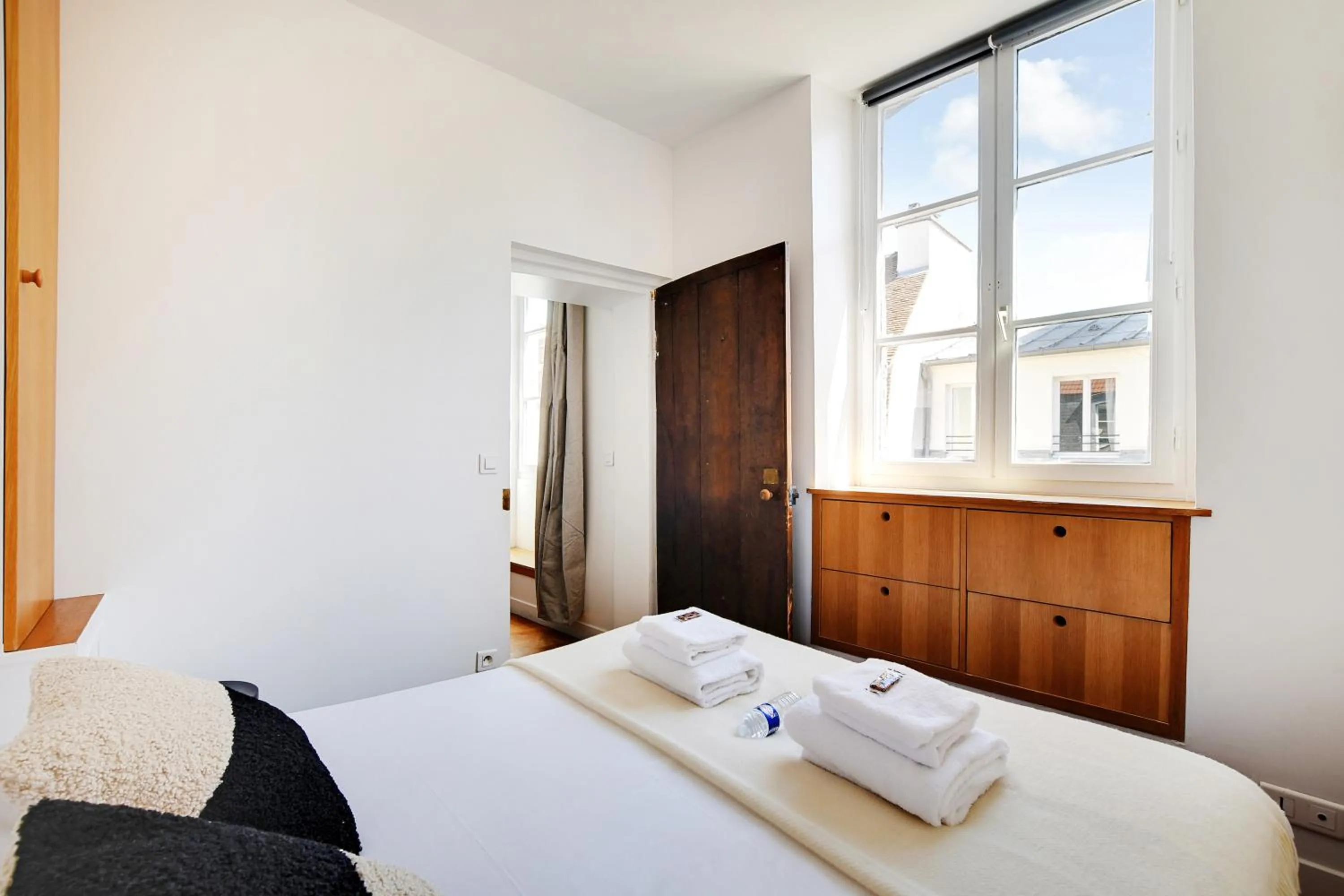 Bedroom, Bed in Residence central marais