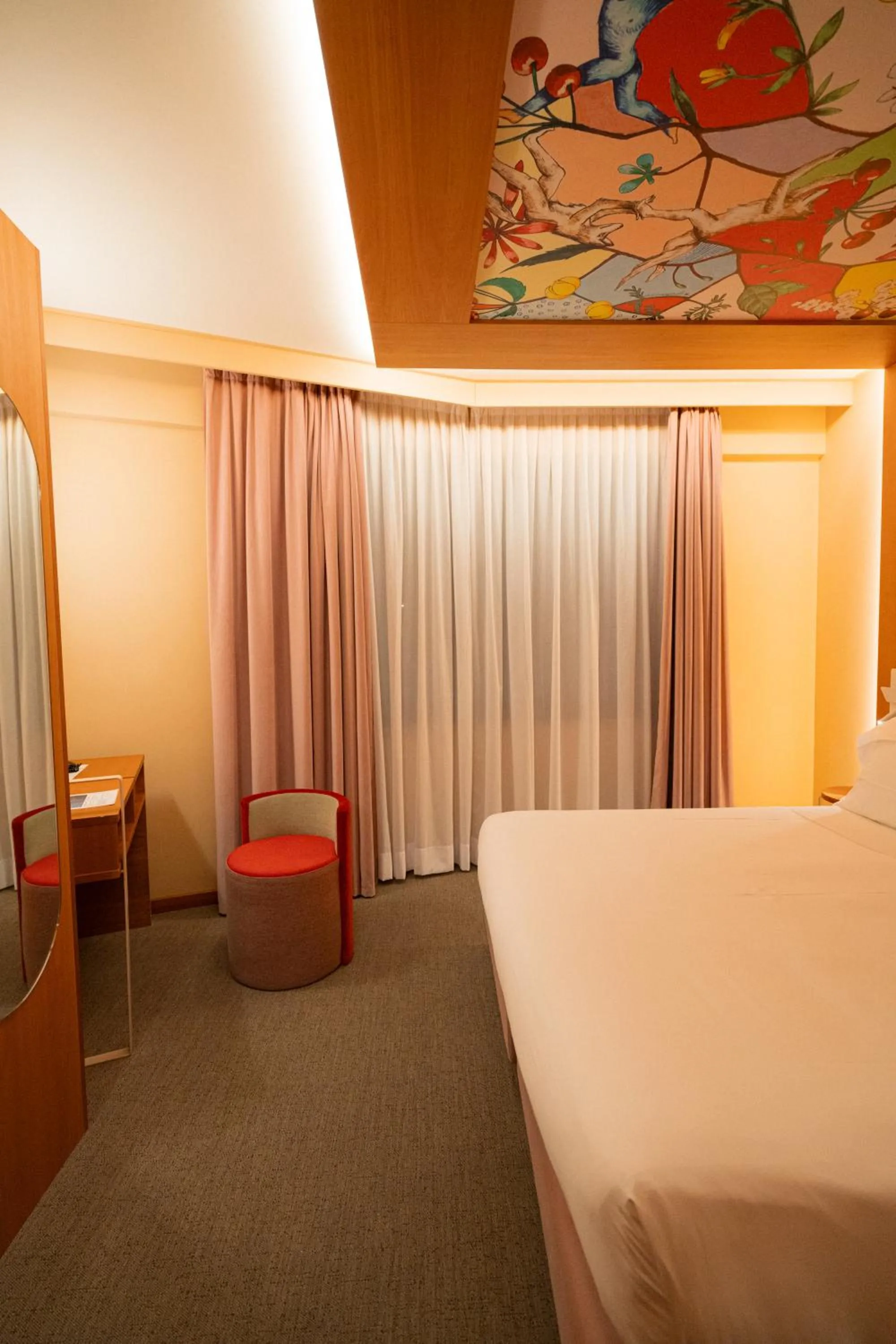 Seating area, Bed in OMAMA Hotel