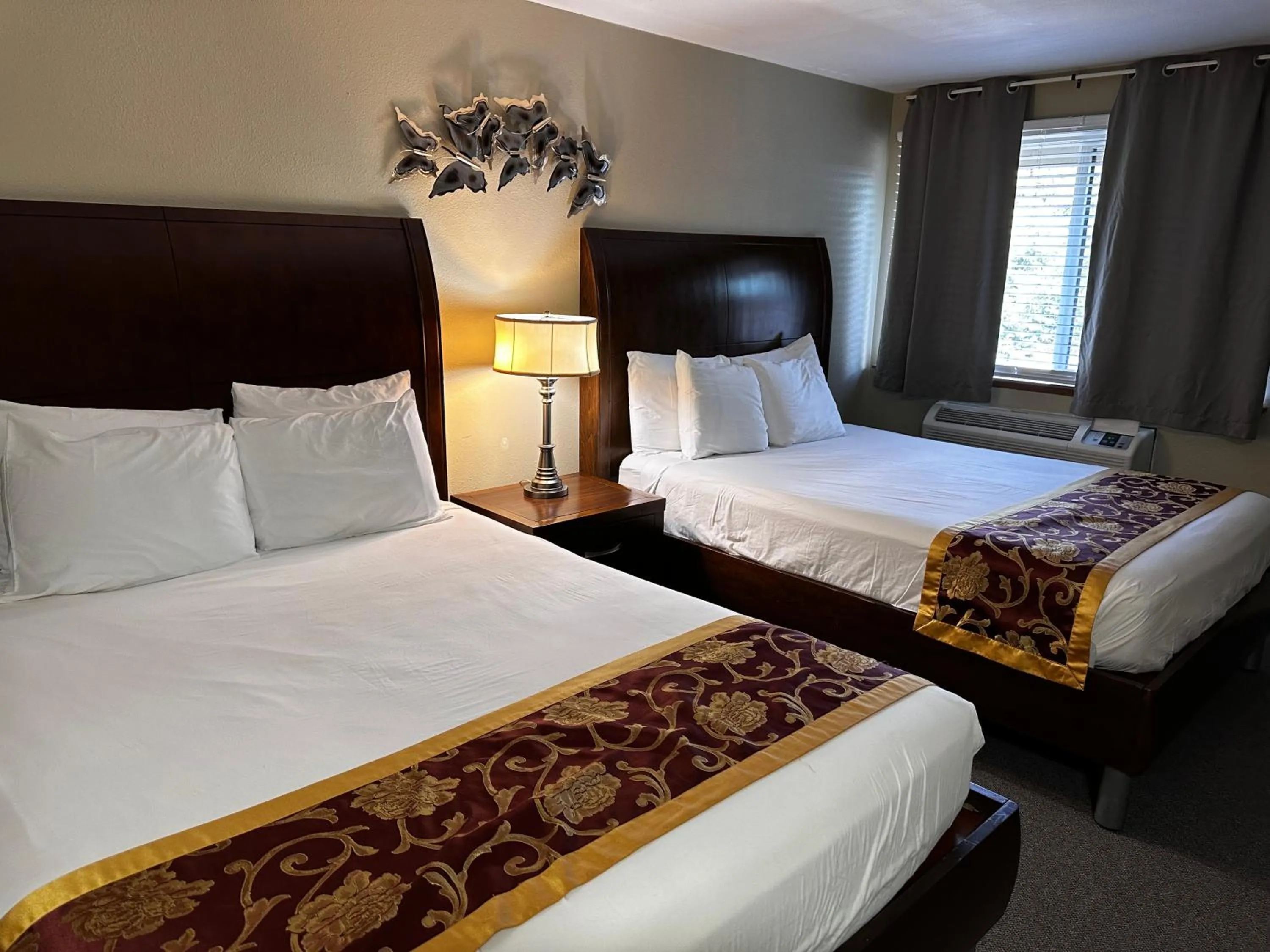 Bed in Packwood Lodge & Cabins