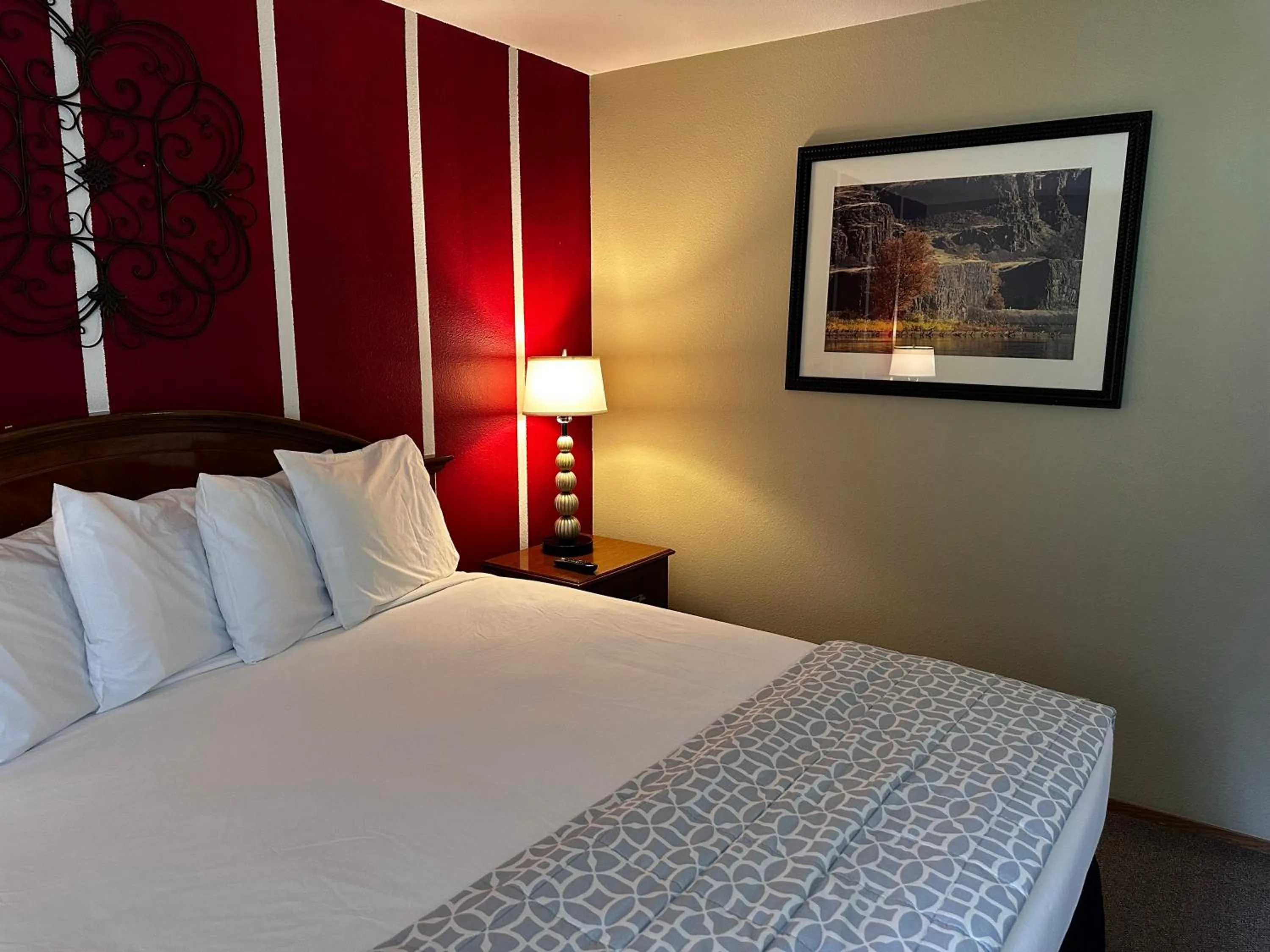 Bed in Packwood Lodge & Cabins