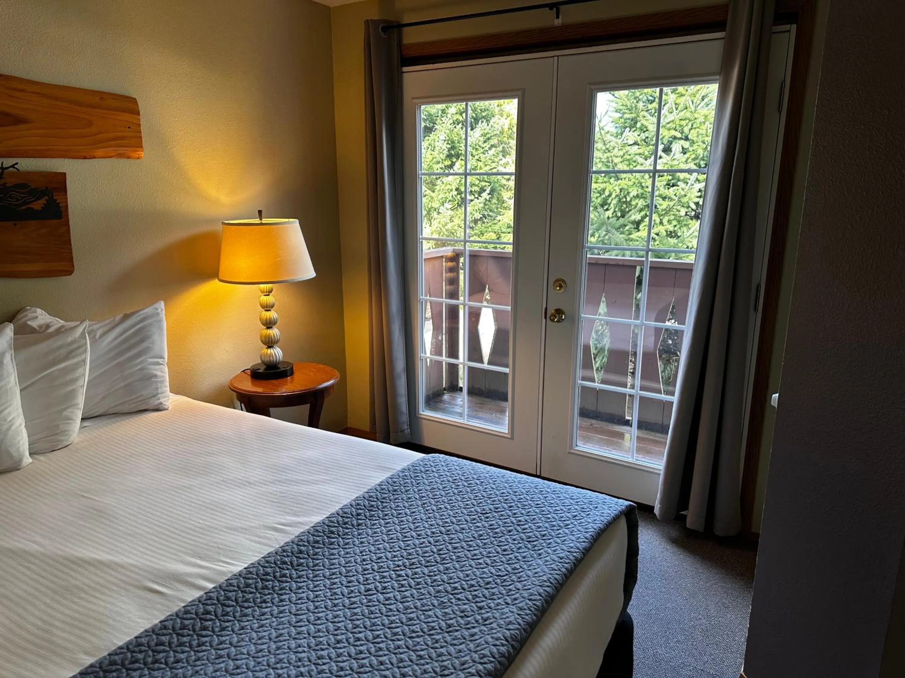 Bed in Packwood Lodge & Cabins