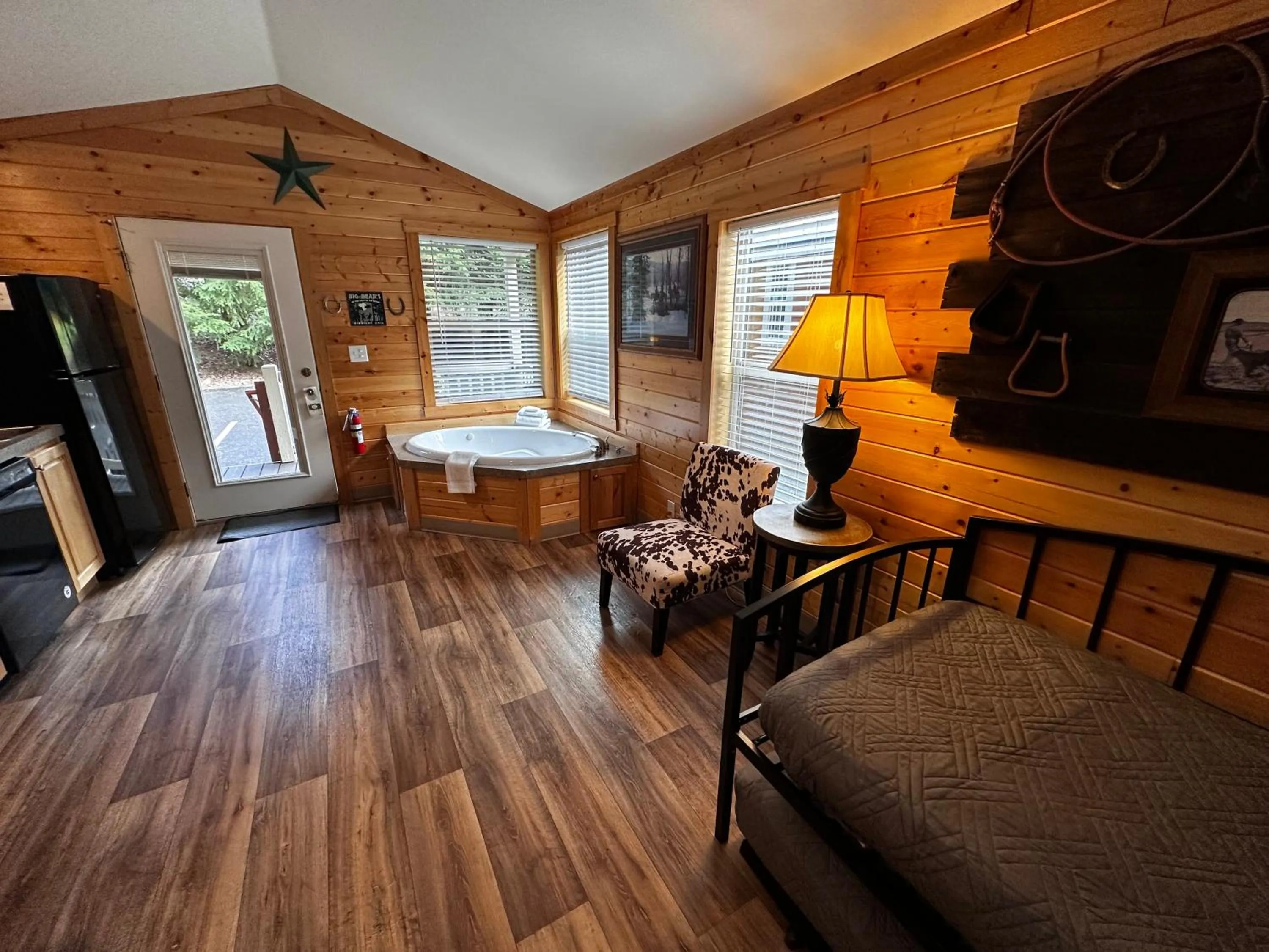 Hot Tub in Packwood Lodge & Cabins
