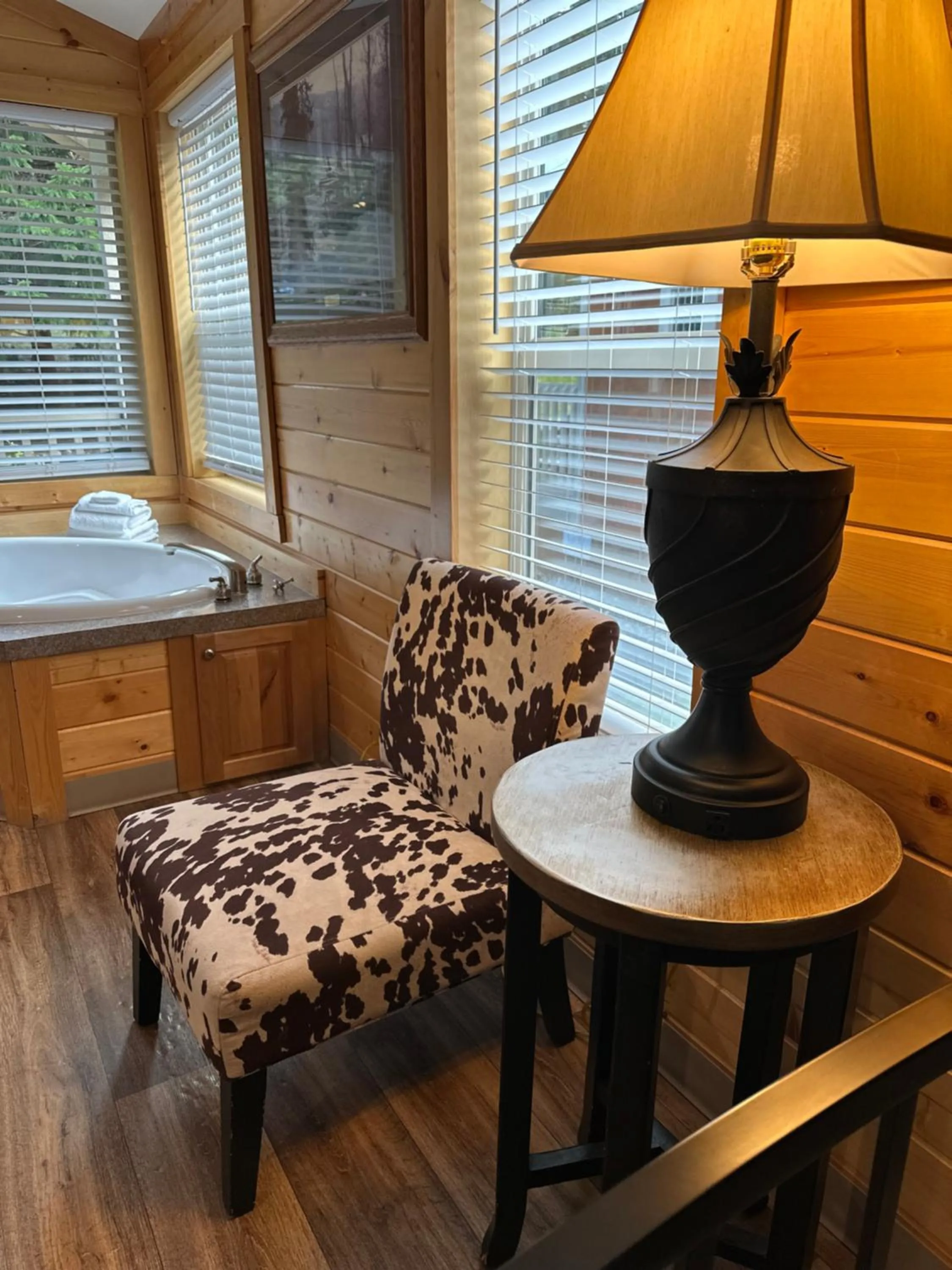 Hot Tub, Bed in Packwood Lodge & Cabins
