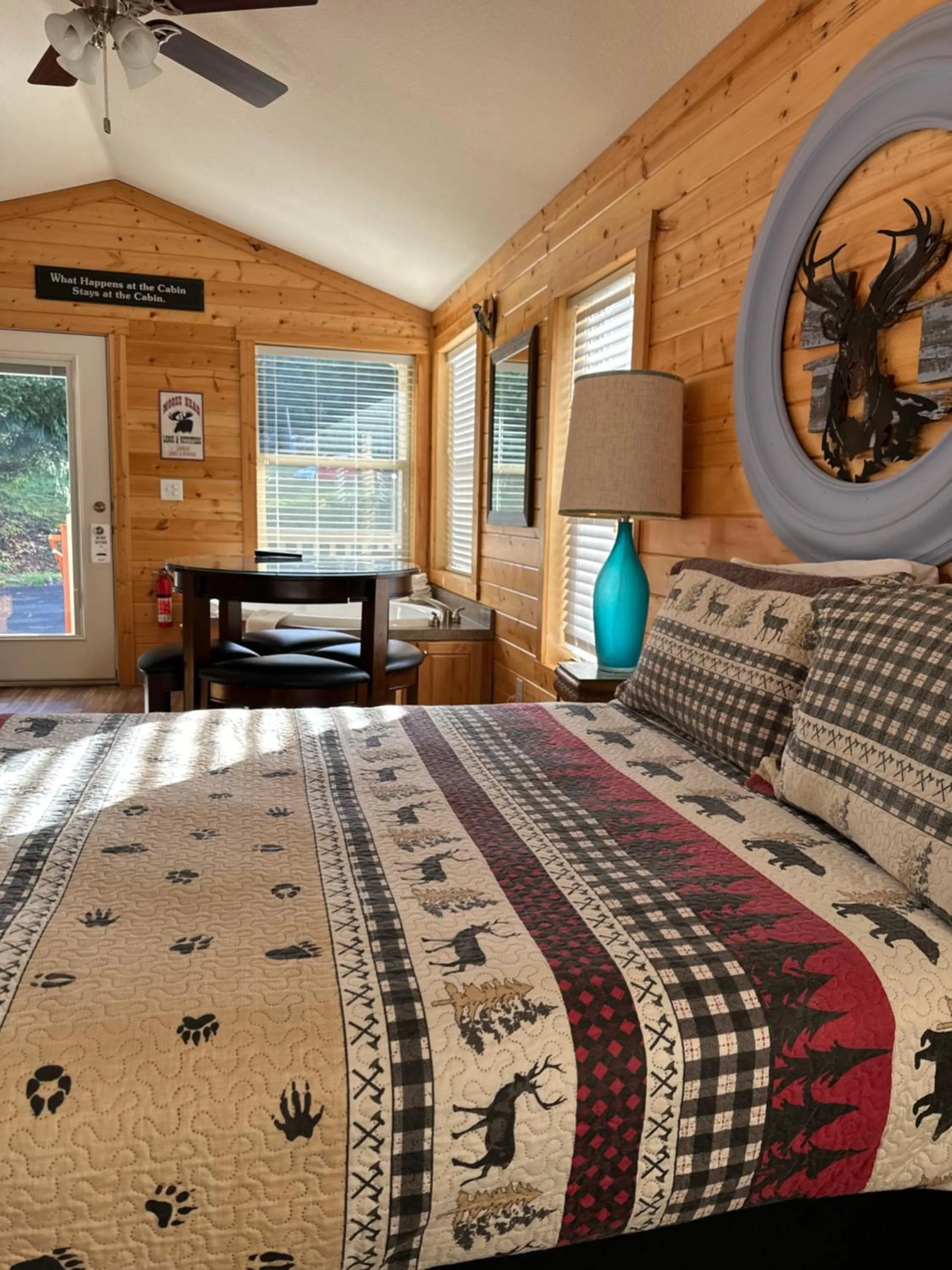 Bedroom, Bed in Packwood Lodge & Cabins