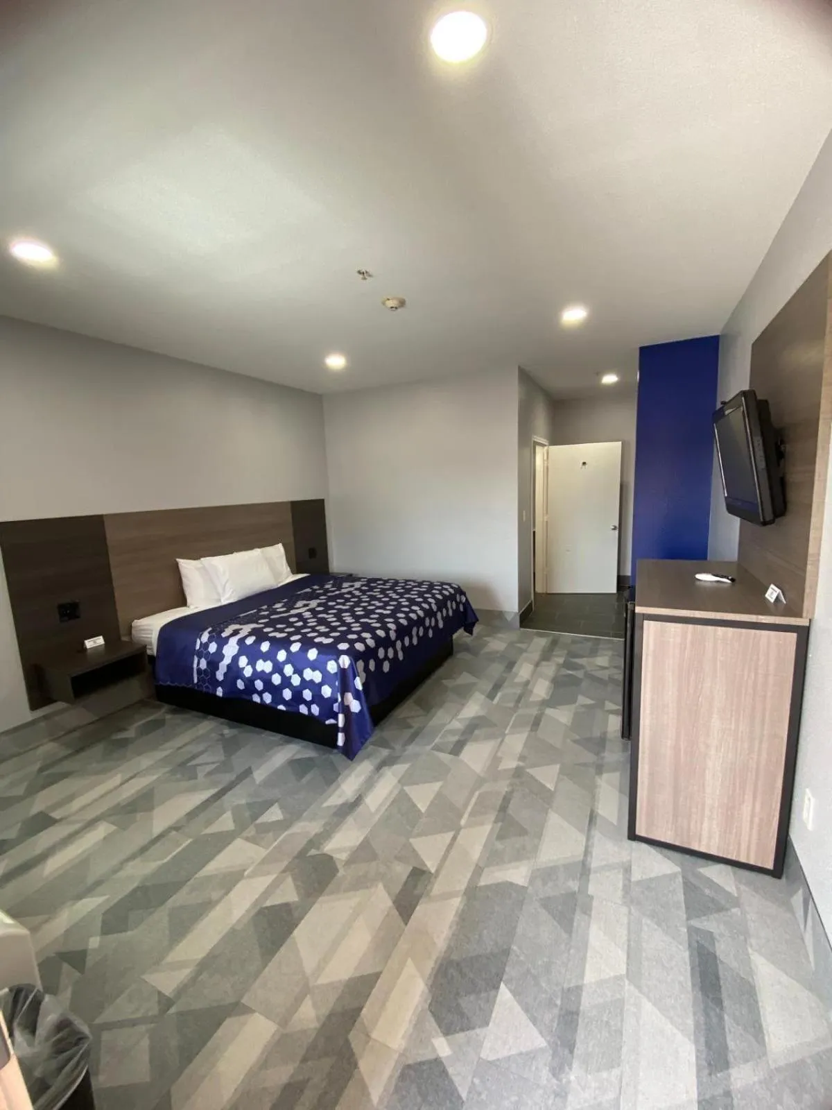 Bed in Airway Inn - IAH Airport