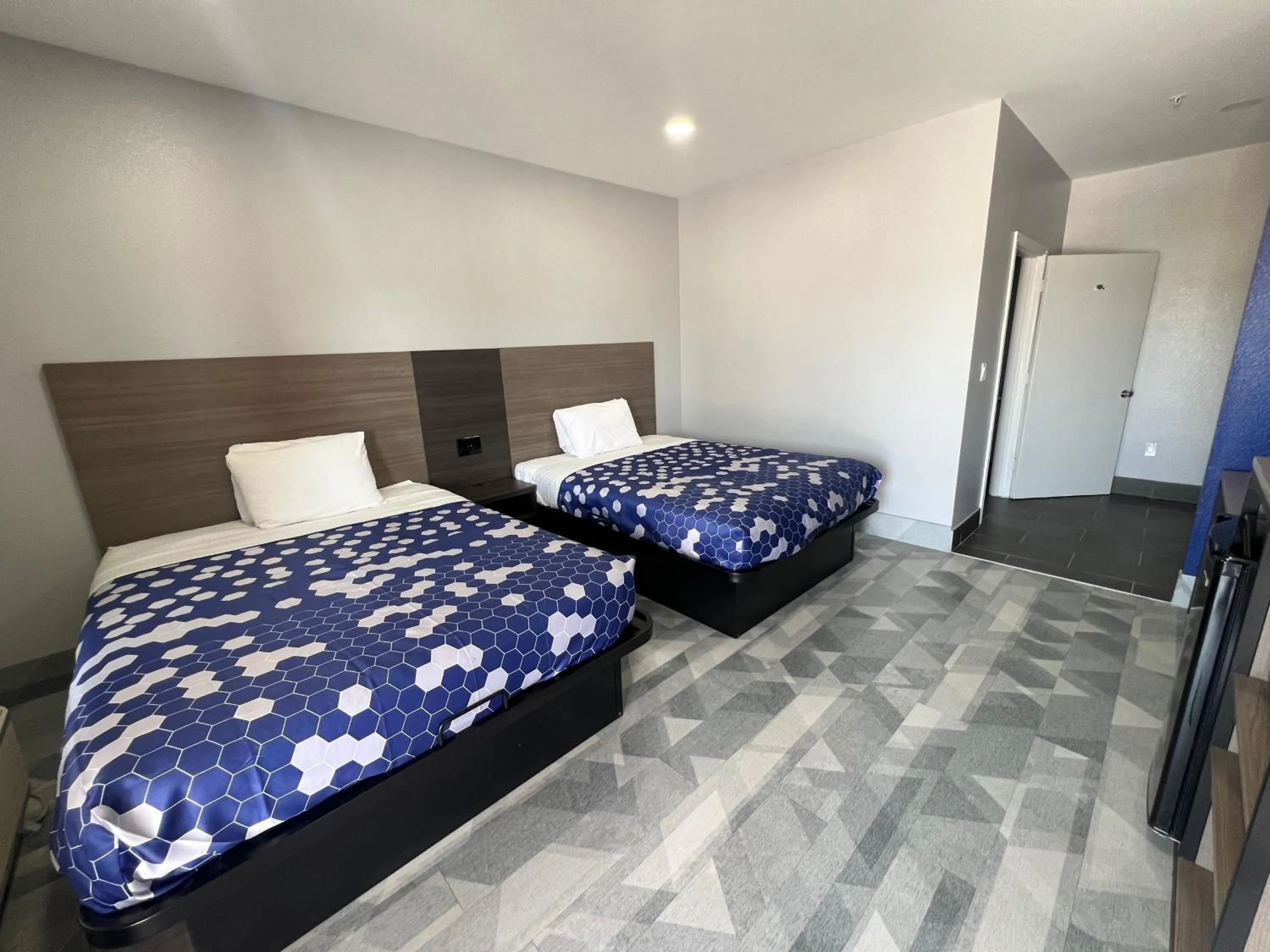 Bed in Airway Inn - IAH Airport