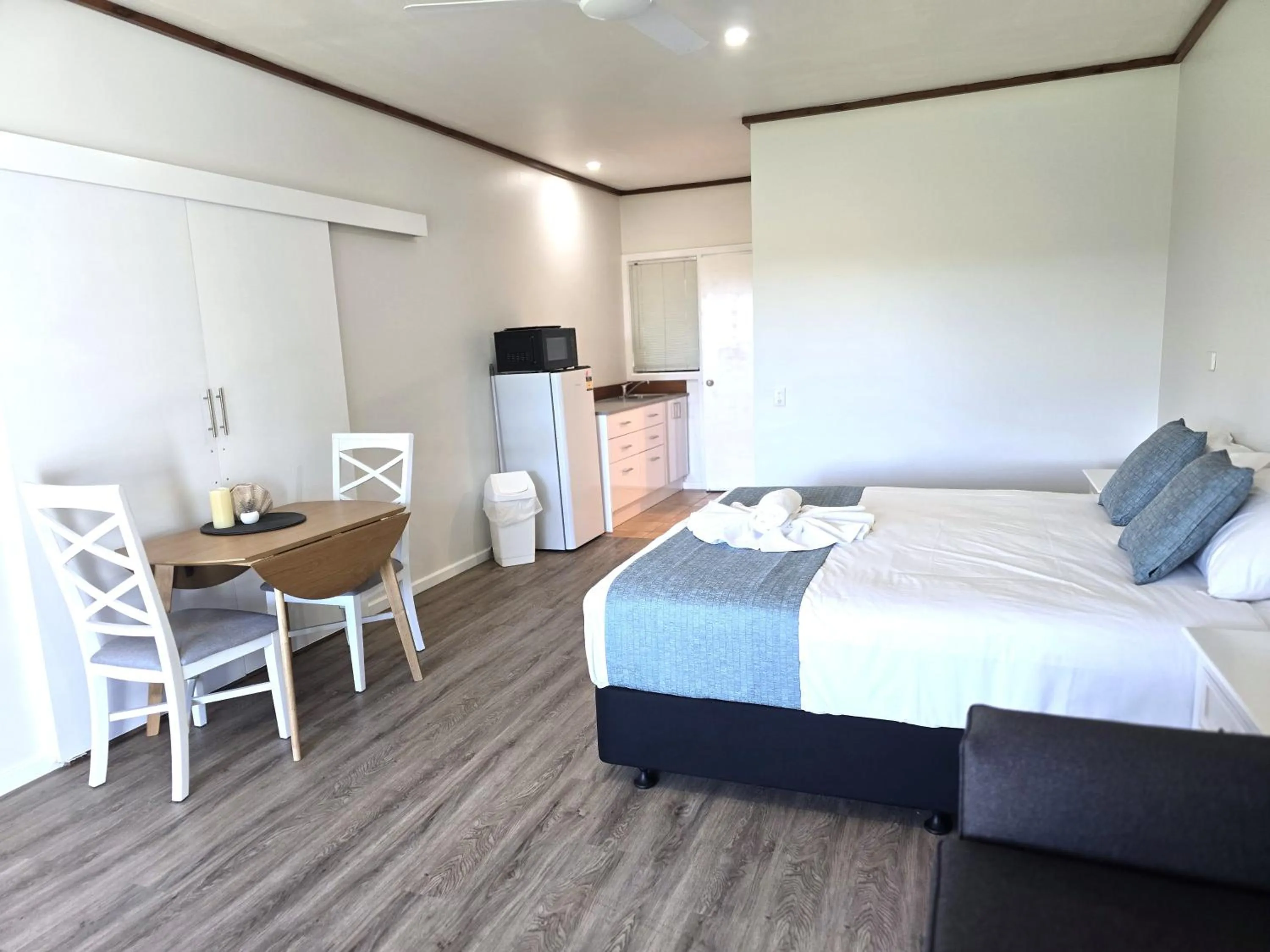 Kitchen or kitchenette, Bed in Denmark Scenic Tourist Park