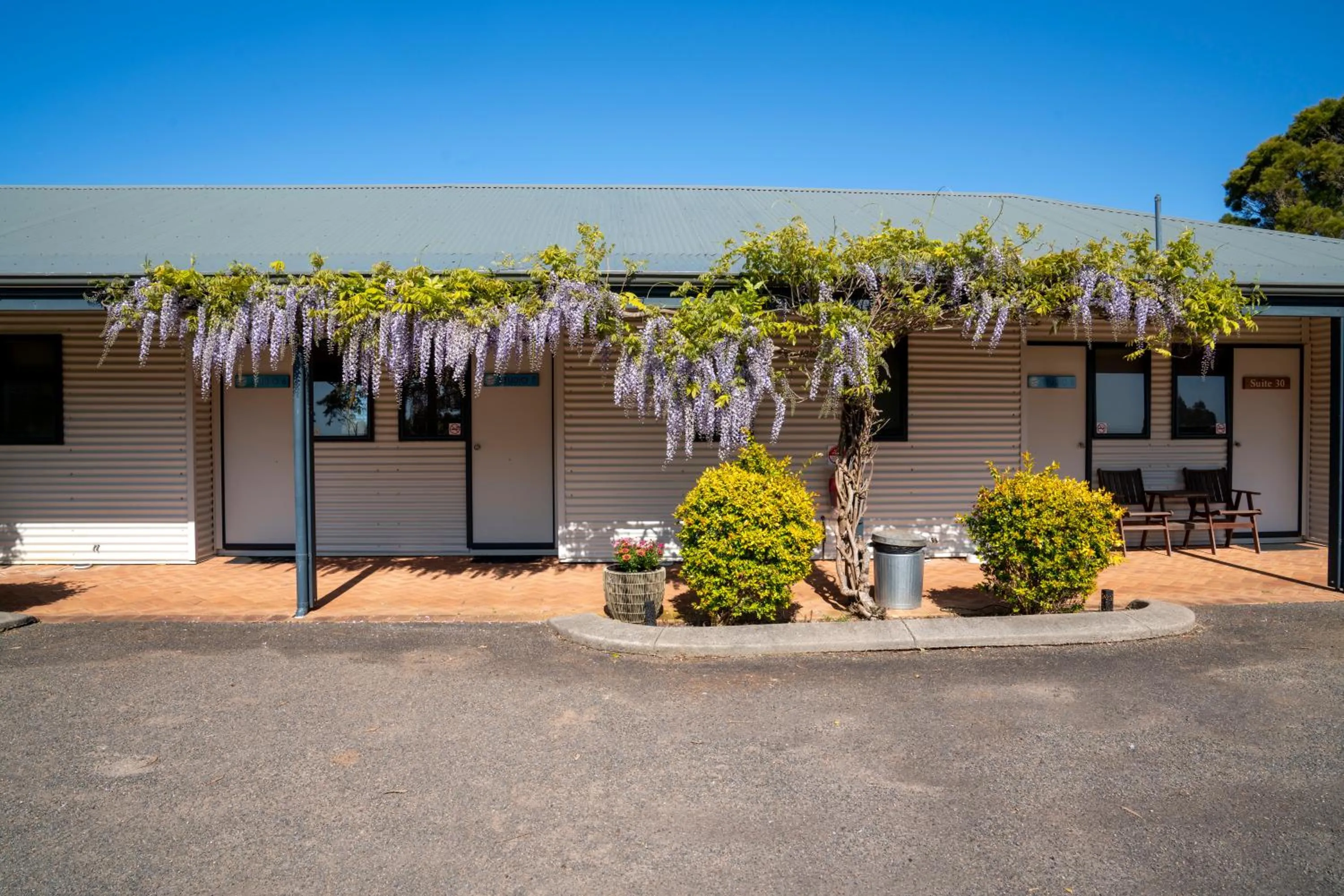 Facade/entrance in Karri Aura