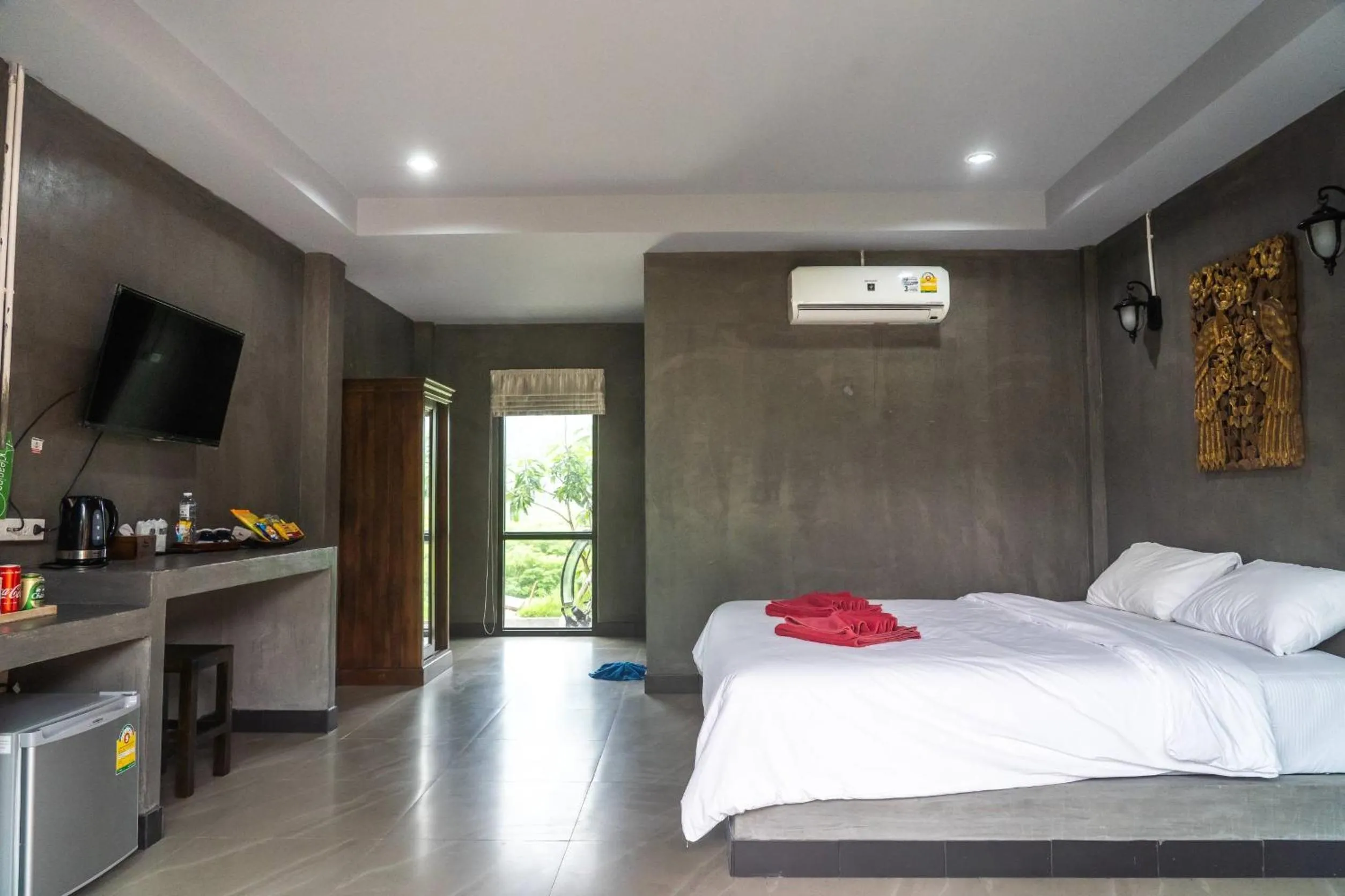 Photo of the whole room, Bed in Chomview Resort