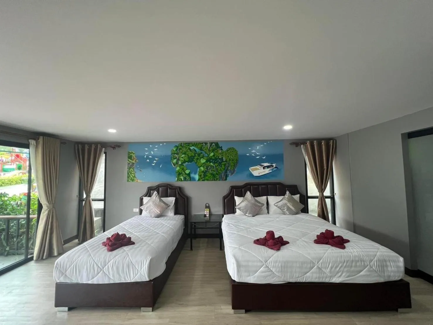 Photo of the whole room, Bed in Chomview Resort