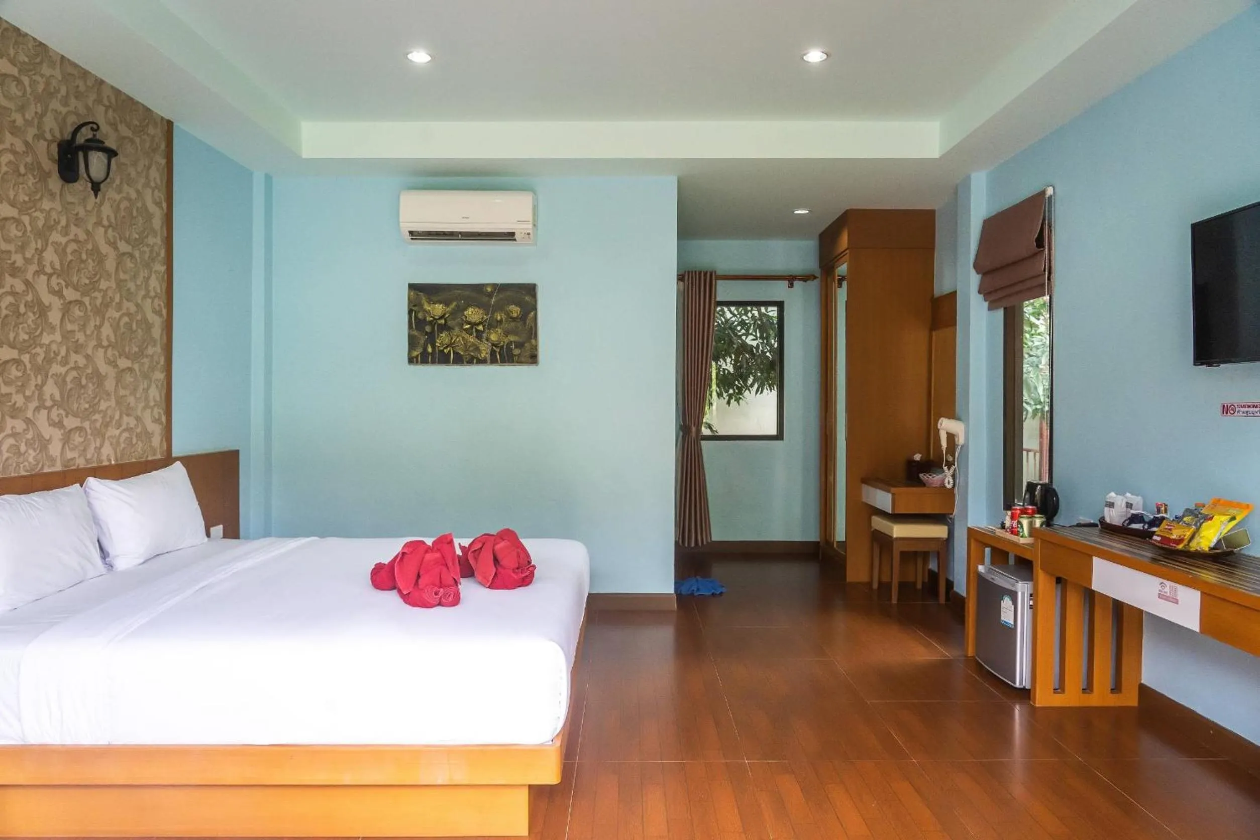 Photo of the whole room, Bed in Chomview Resort