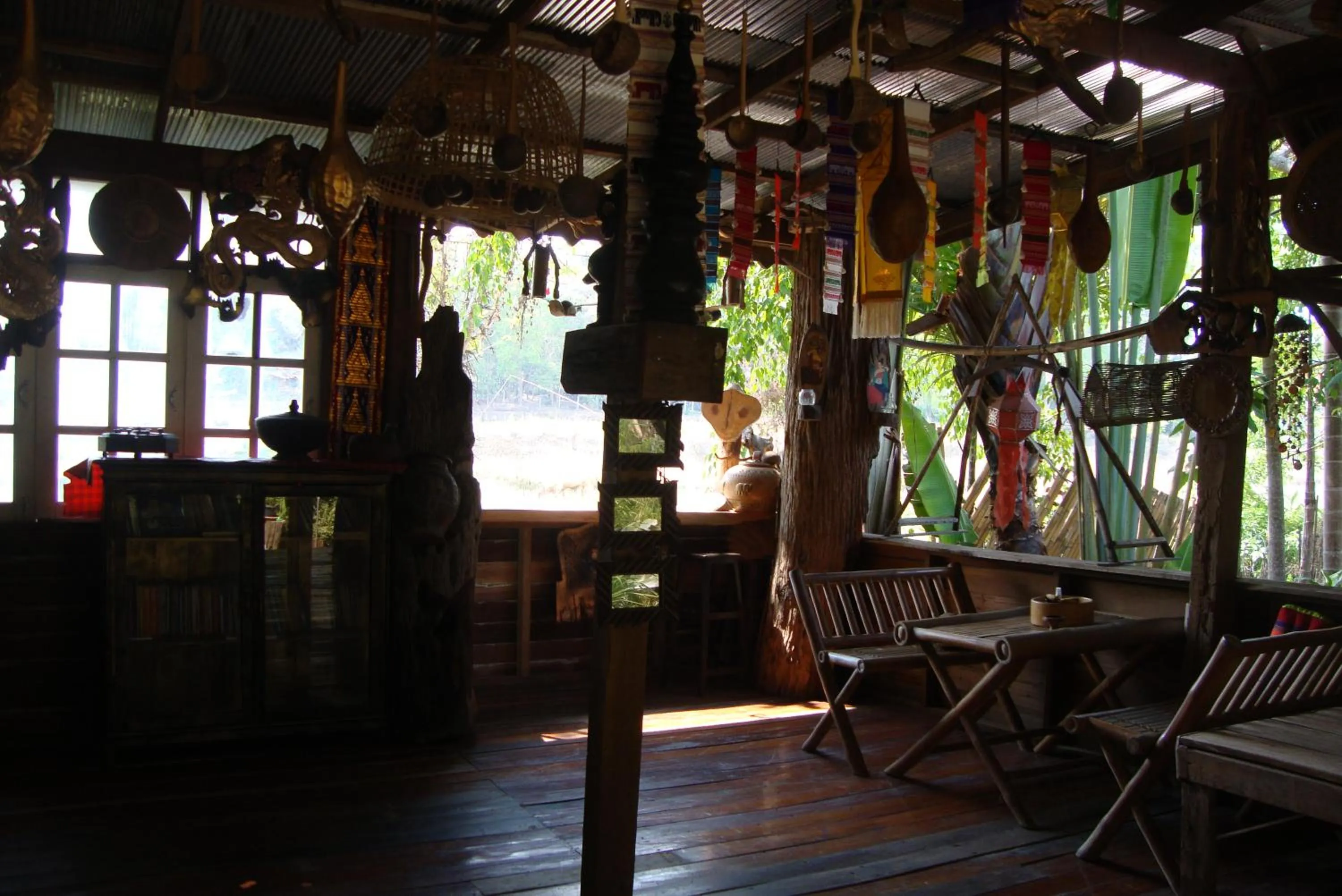 Library in Baan Suan Jantra Home Stay