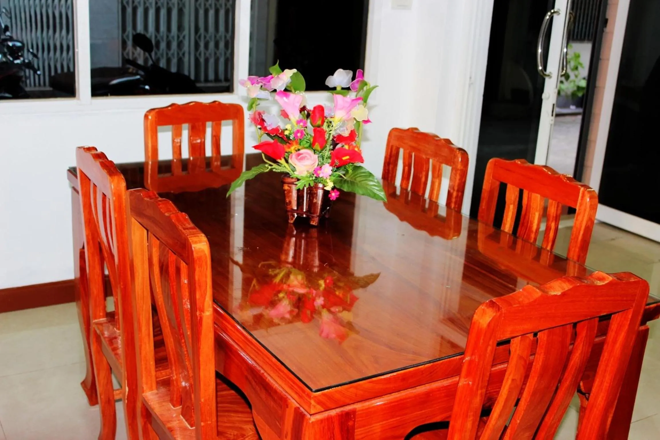 Restaurant/places to eat in Home Base Hostel