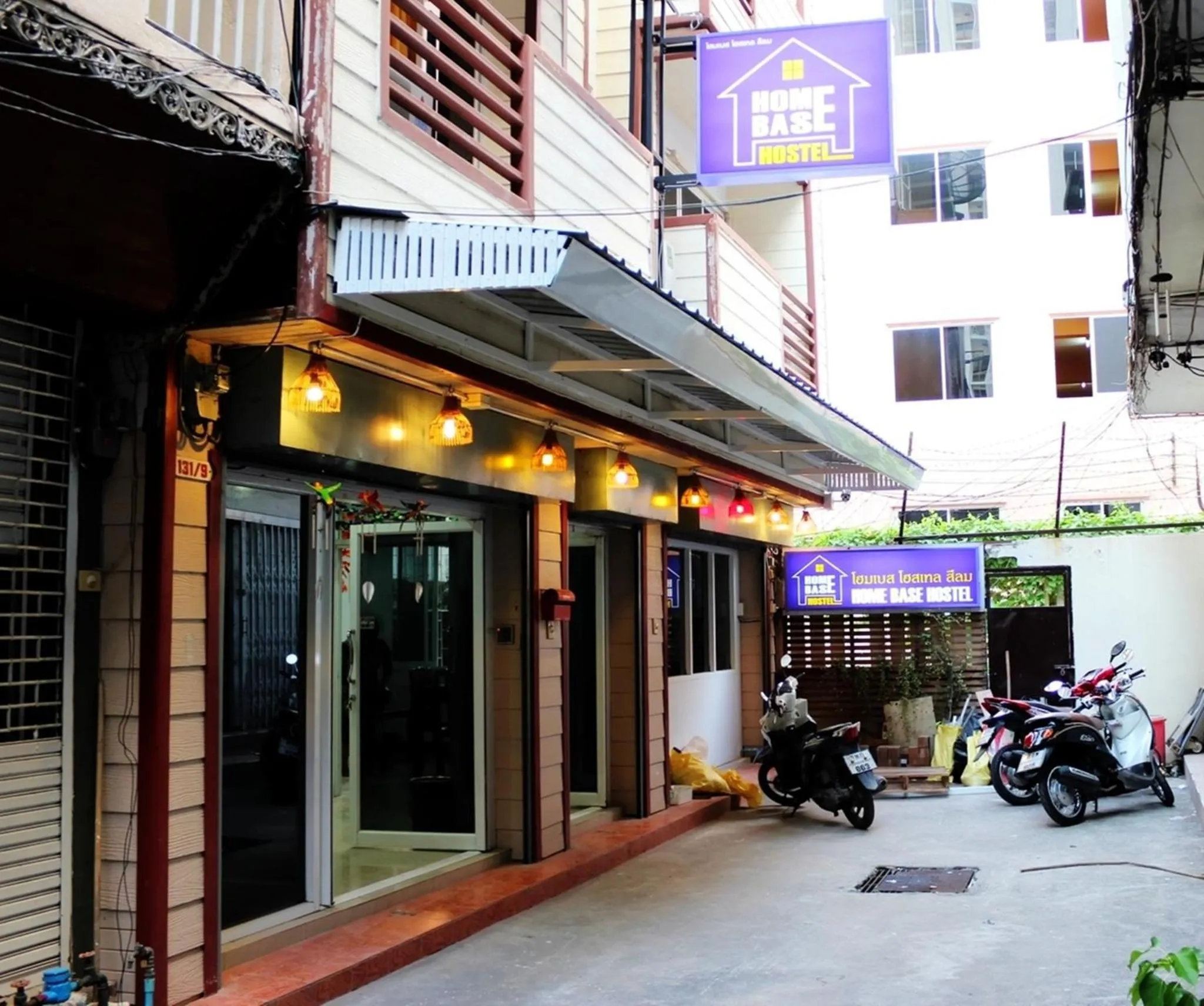 Facade/entrance in Home Base Hostel
