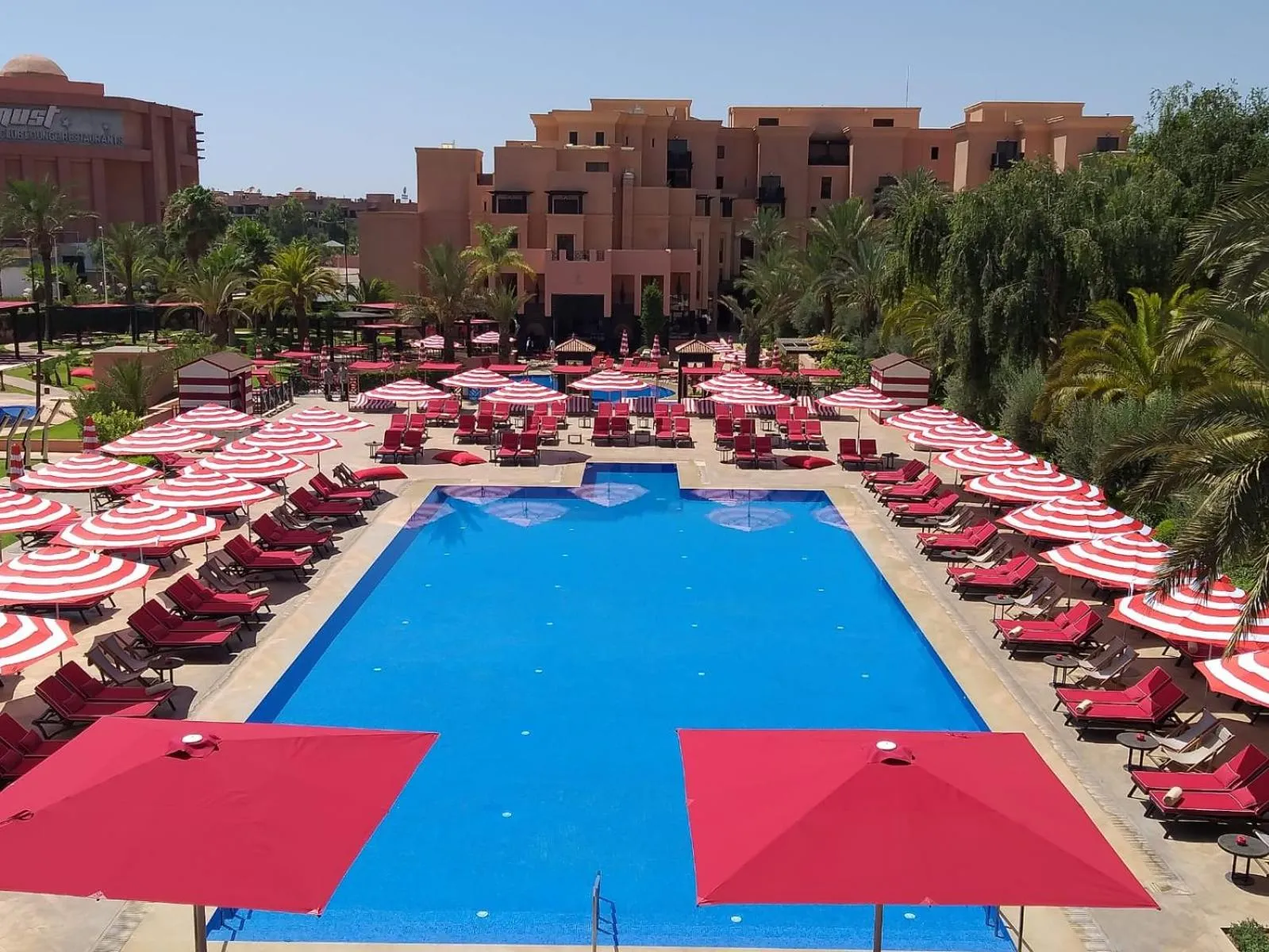 Swimming pool in Mövenpick Hotel Mansour Eddahbi Marrakech