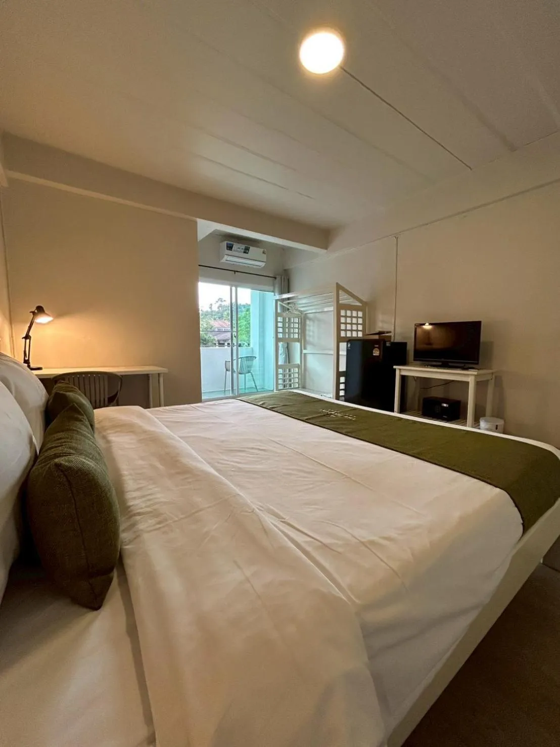 Photo of the whole room, Bed in THE HABITAT Koh Chang - VJ Island View
