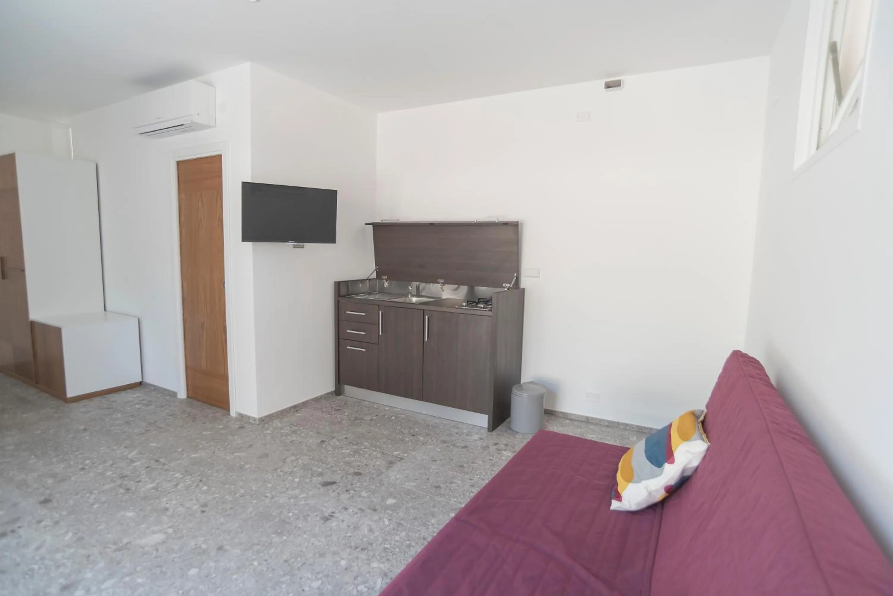 Kitchen or kitchenette, Bed in Hotel Torre Santamaria Resort