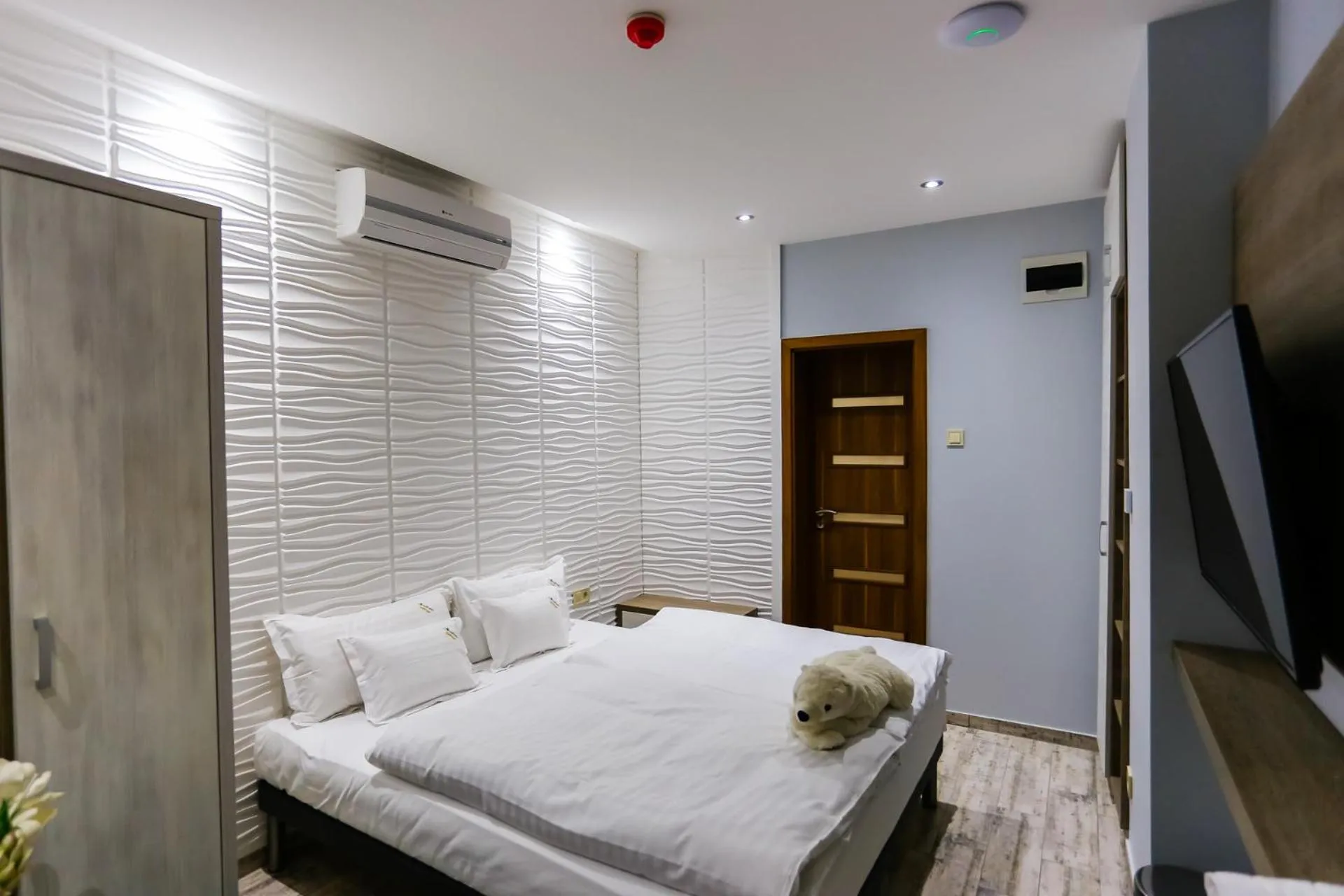 Bed in Madison Village