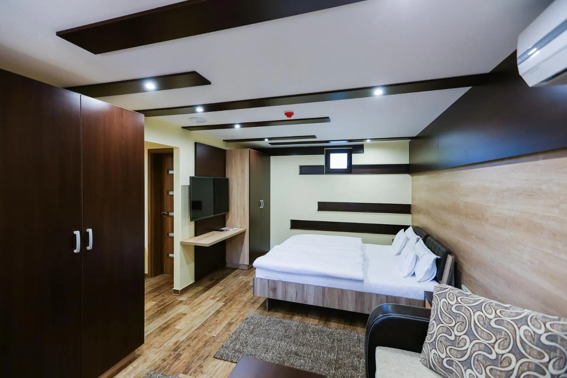 Bed in Madison Village