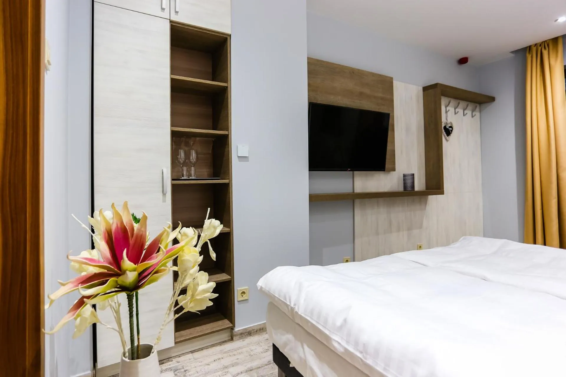 Bed in Madison Village