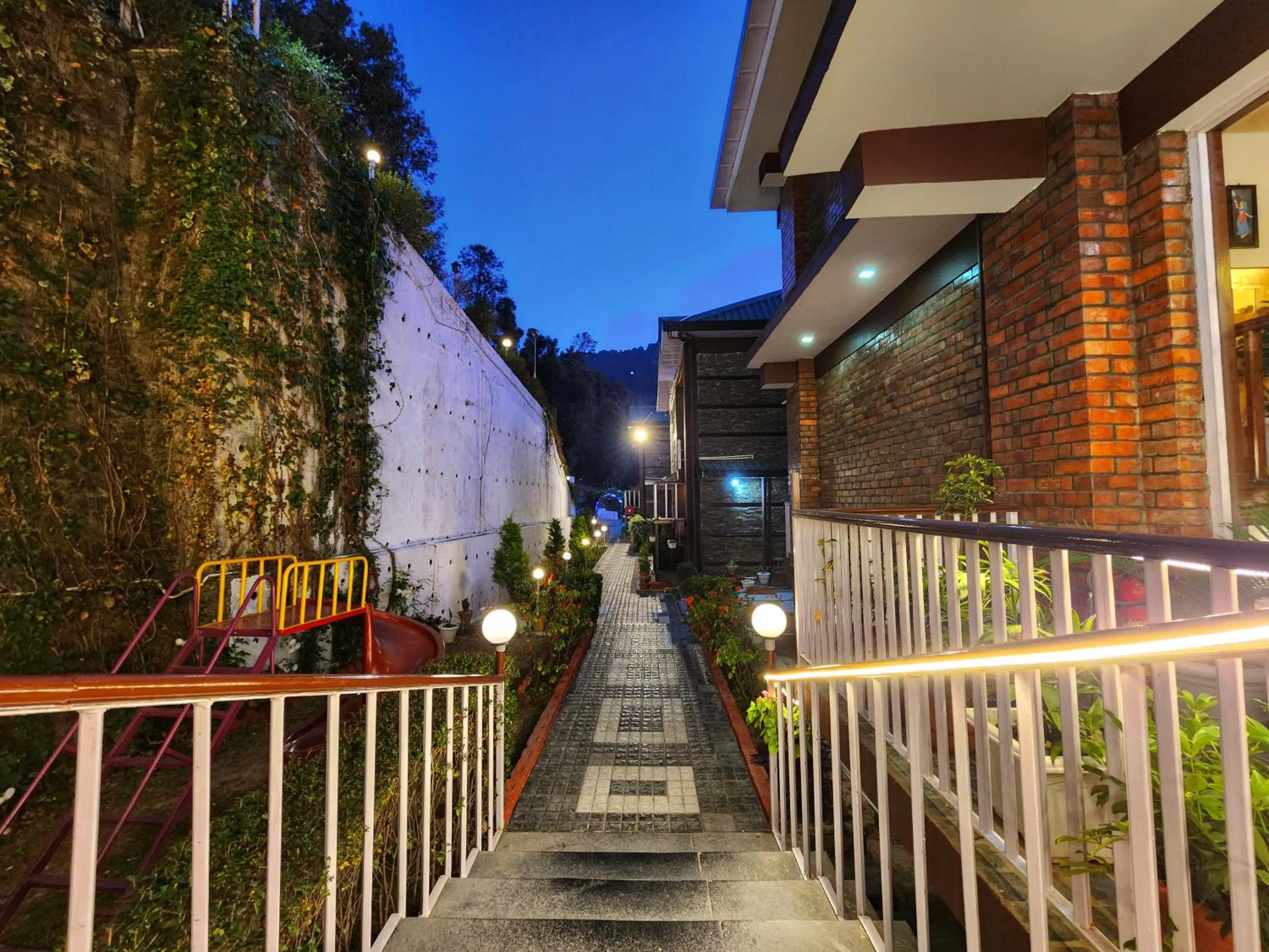 KAMNA HILL RESORT a Boutique cottages