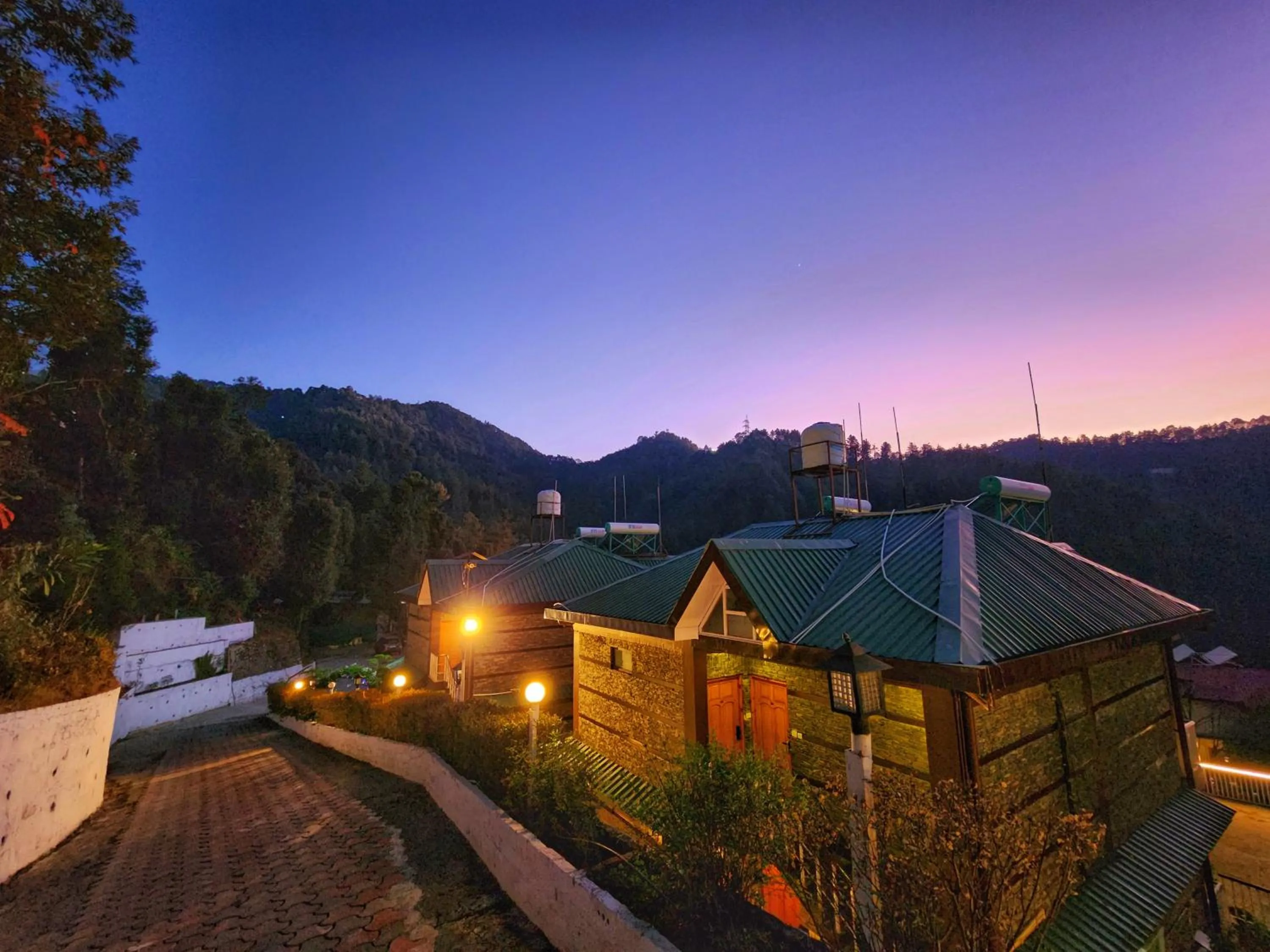 KAMNA HILL RESORT a Boutique cottages