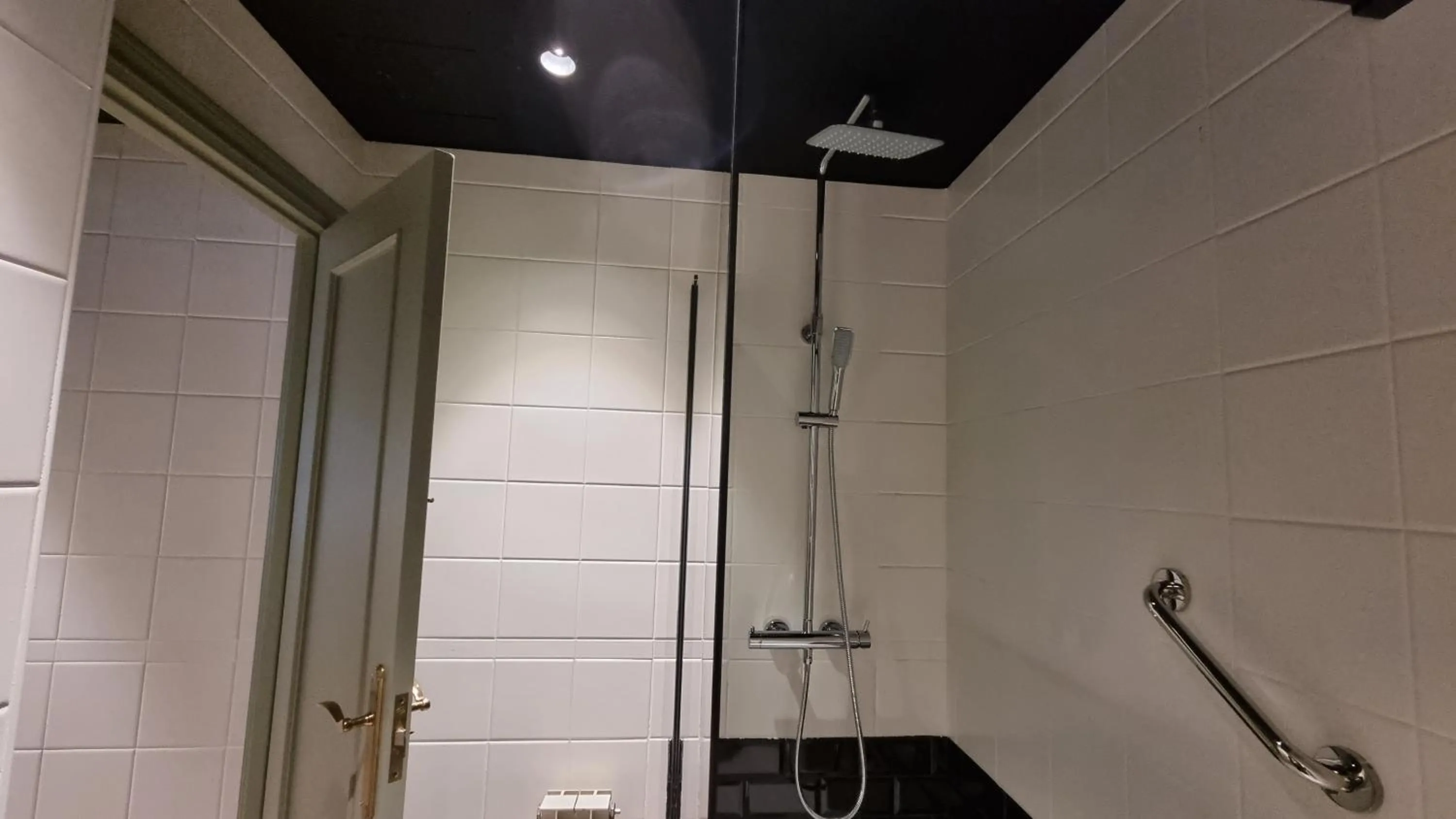 Shower in Apartamentos LCR Boutique, LCR Suites y LCR Los Valles