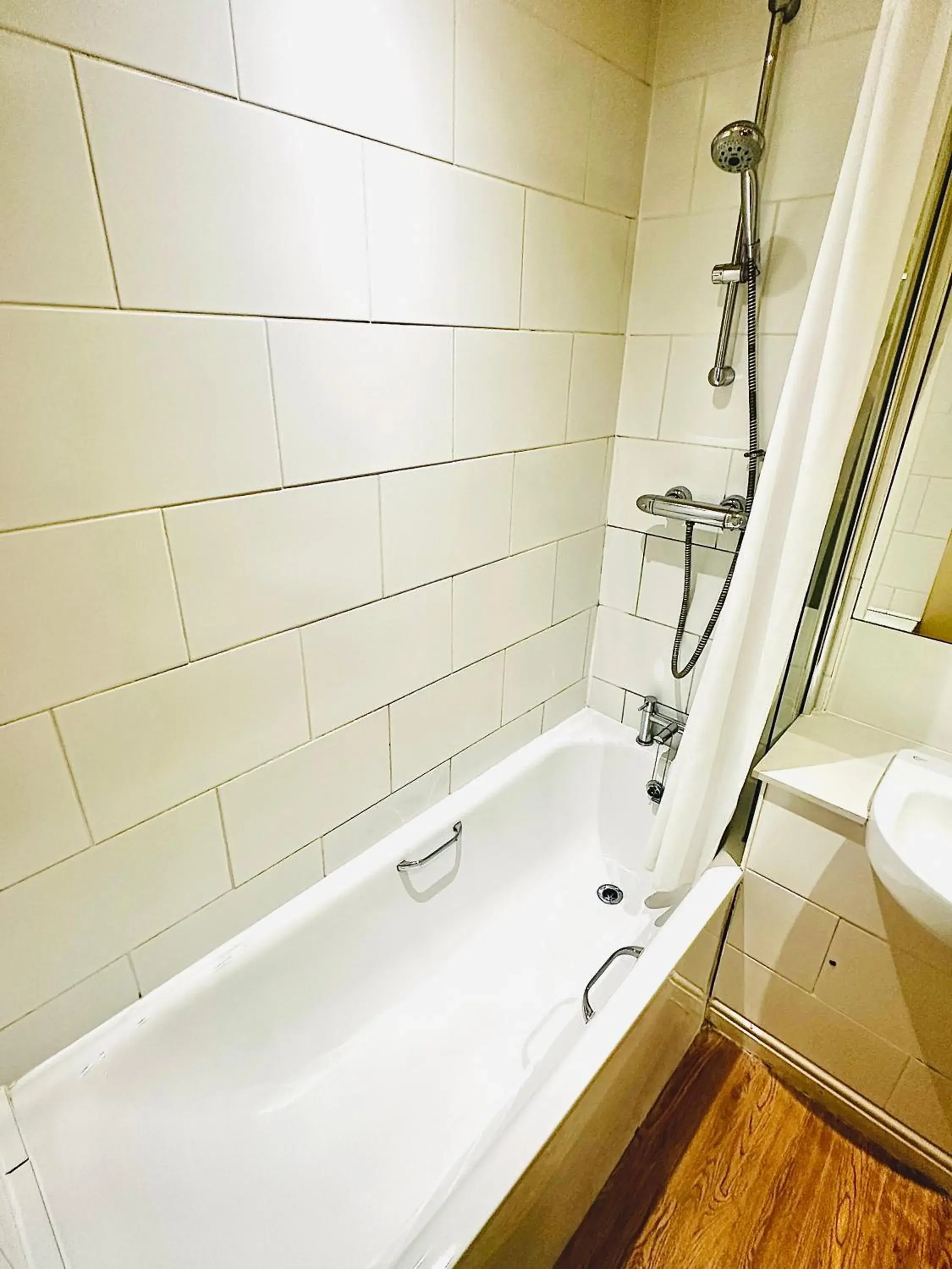 Deluxe Double Room - No Dogs in George Hotel & Granary Deluxe Double Room - No Dogs in George Hotel & Granary