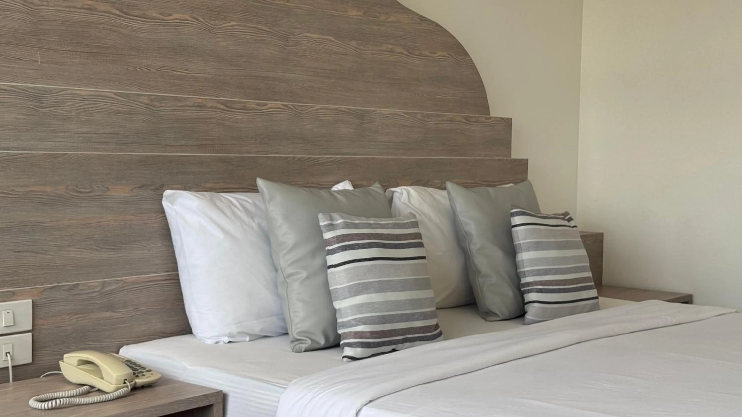 Bed in Methavalai Residence Hotel