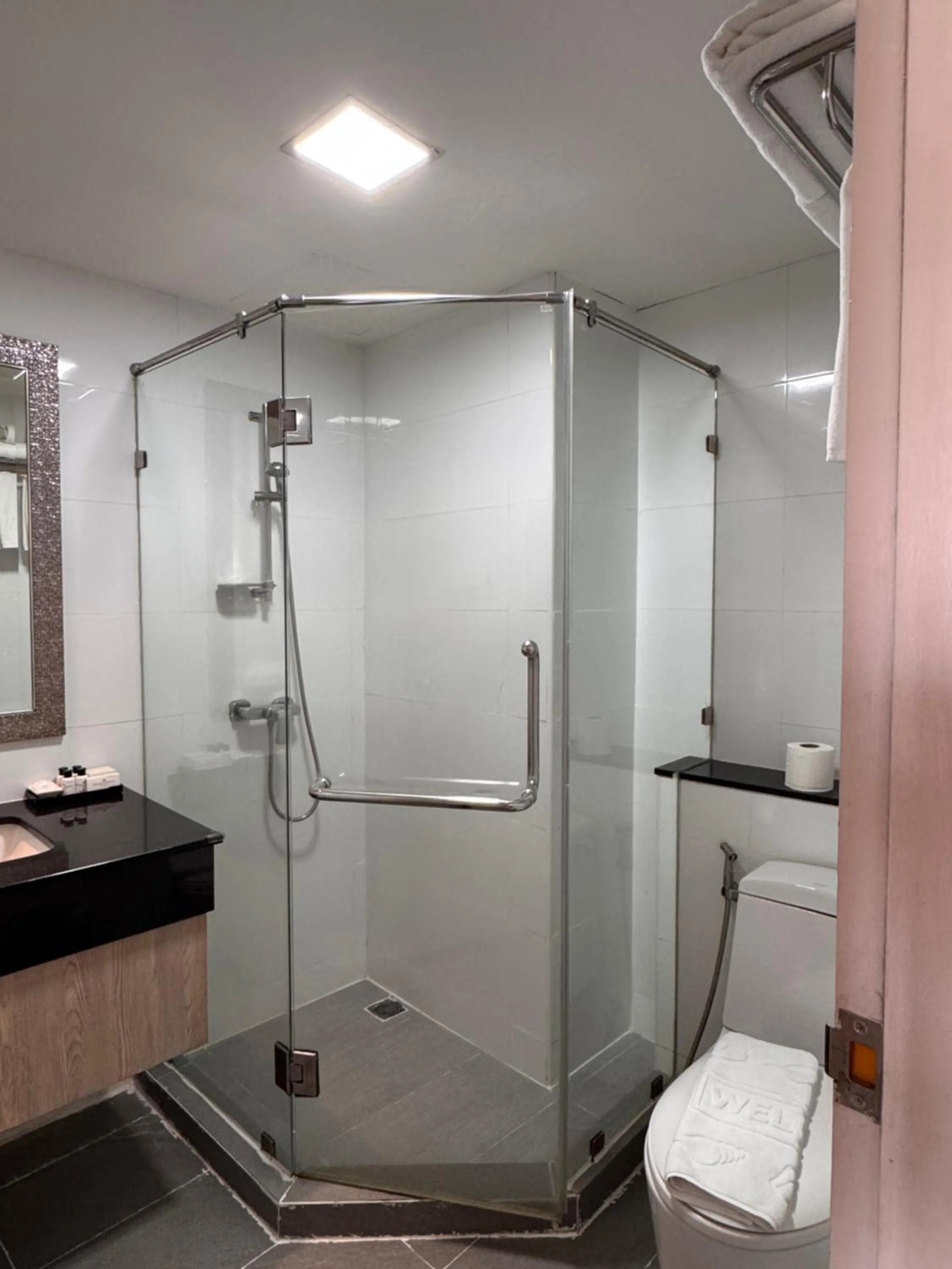 Bathroom in Methavalai Residence Hotel