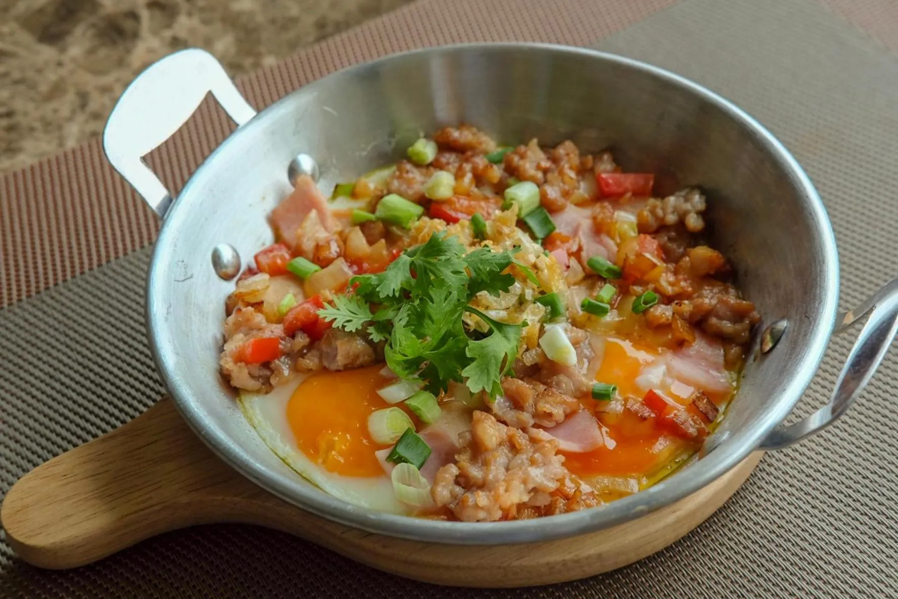 Restaurant/places to eat in Methavalai Residence Hotel