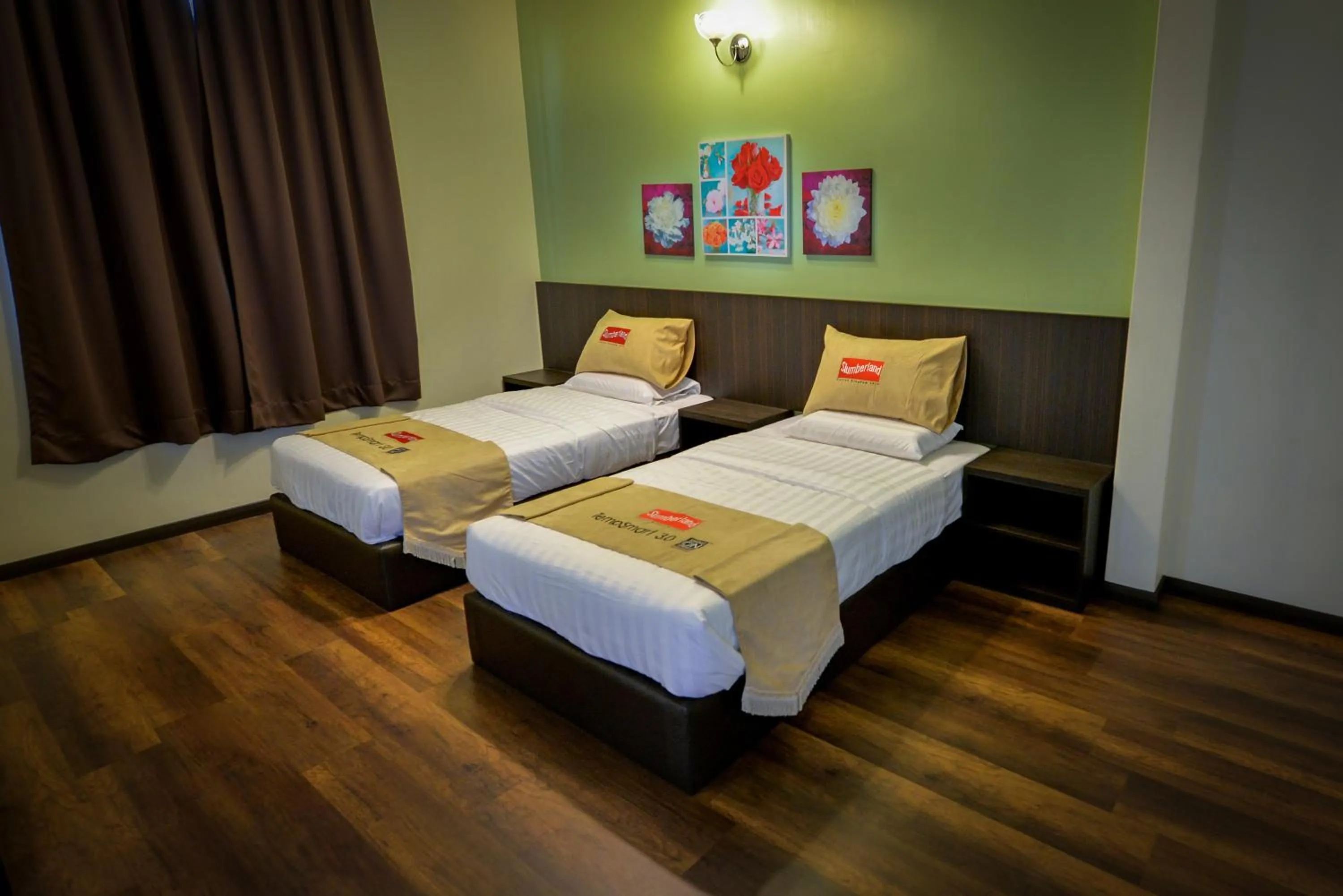 Photo of the whole room, Bed in Palm City Villa