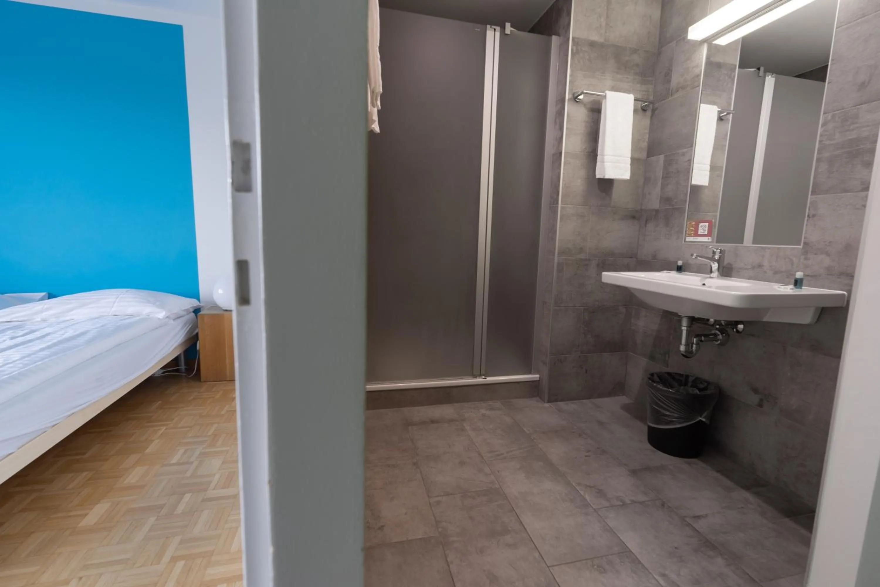 Shower, Bed in Nyon Hostel