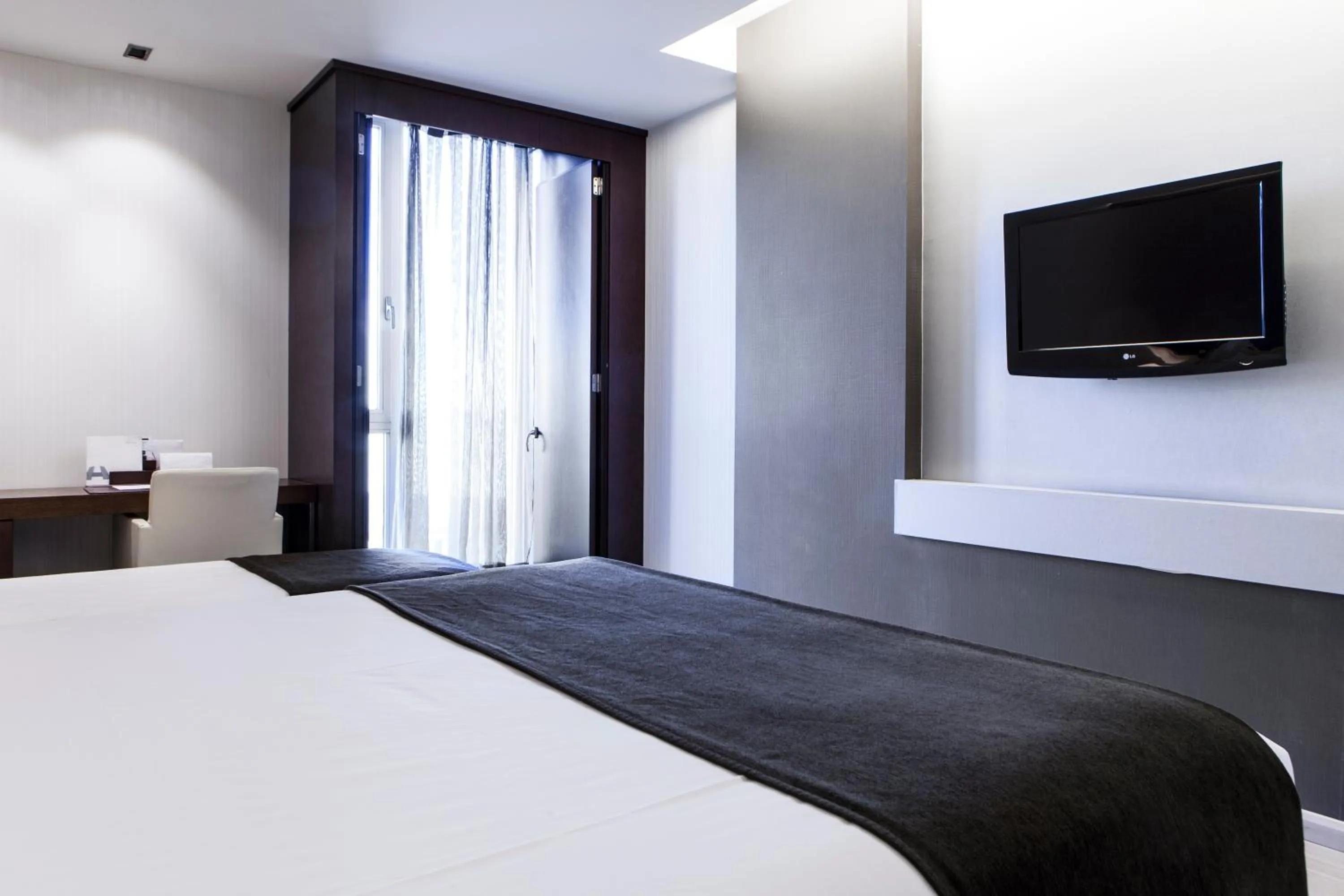 Communal lounge/ TV room, Bed in Hotel Diagonal Plaza