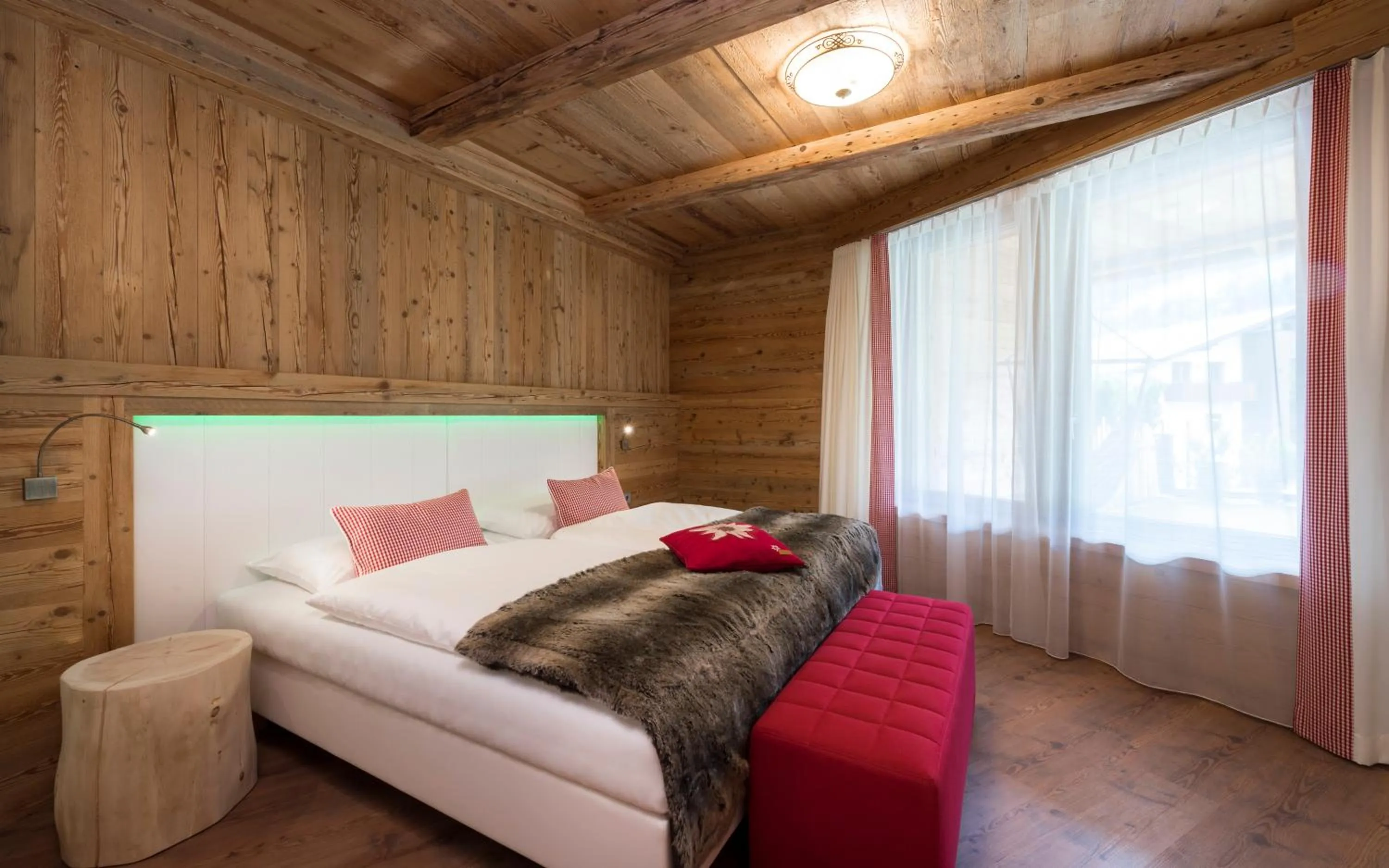 Photo of the whole room, Bed in Aurina Lodges