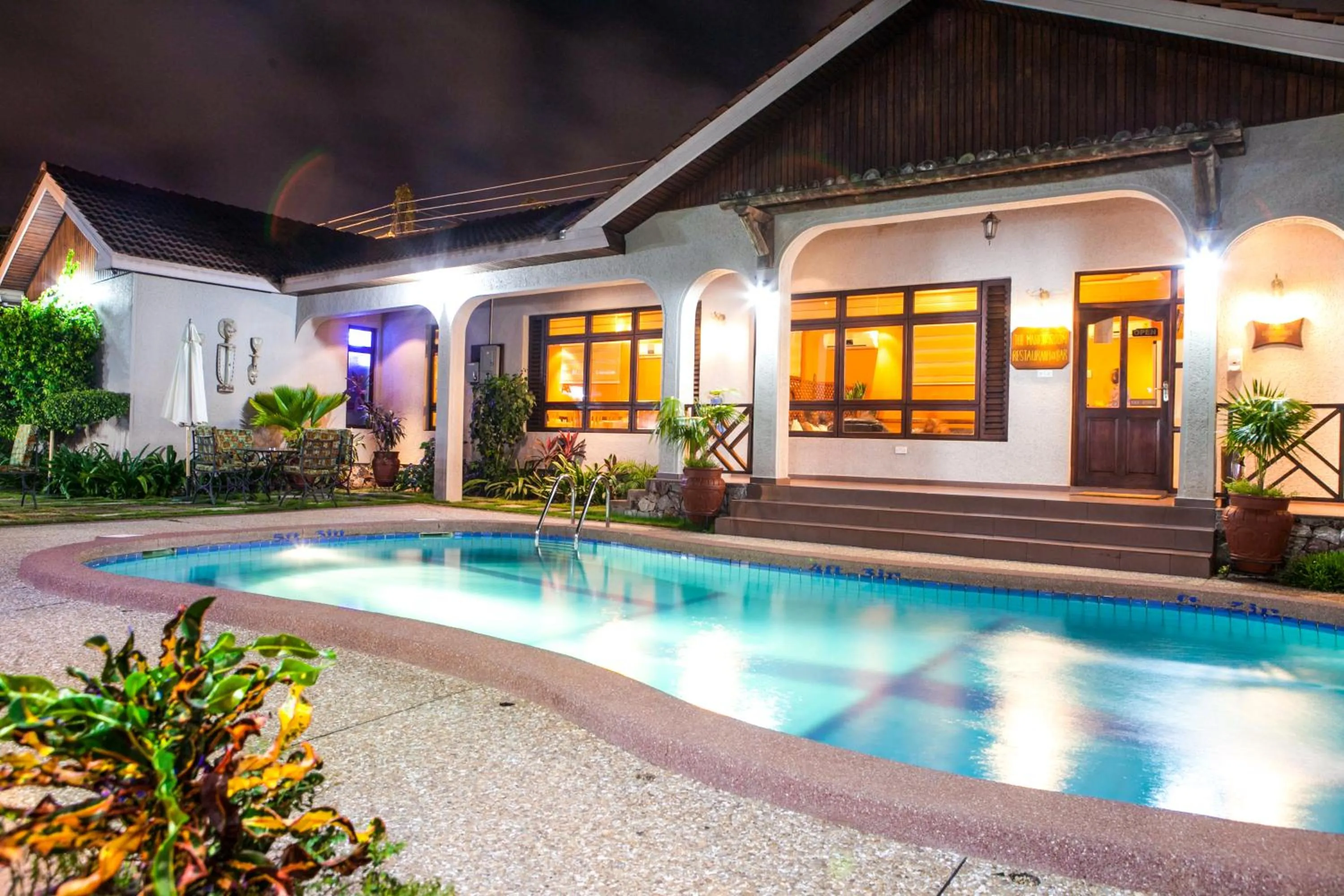 Restaurant/places to eat in Mahogany Lodge, Cantonments