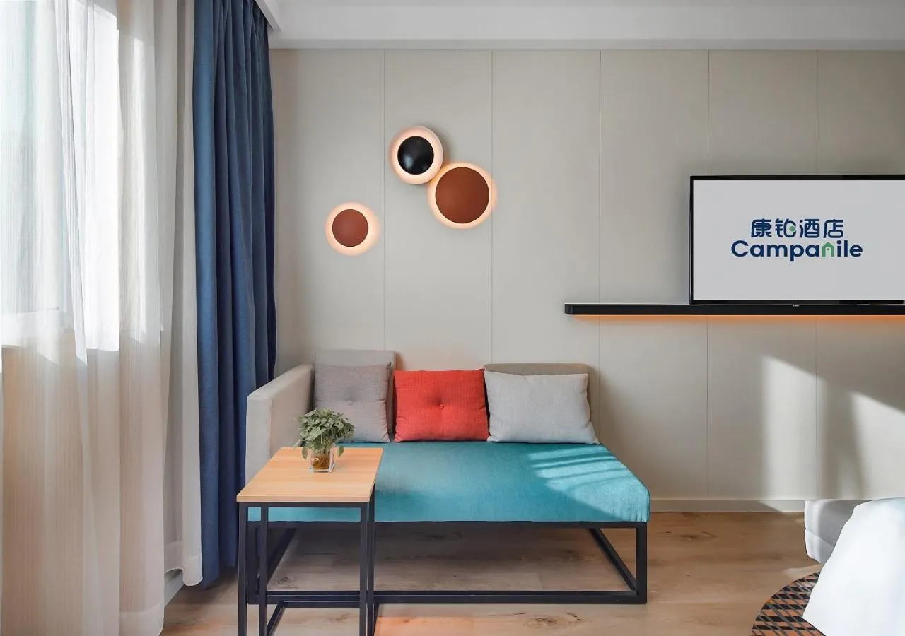 Seating area, Bed in Campanile Shanghai Bund Hotel