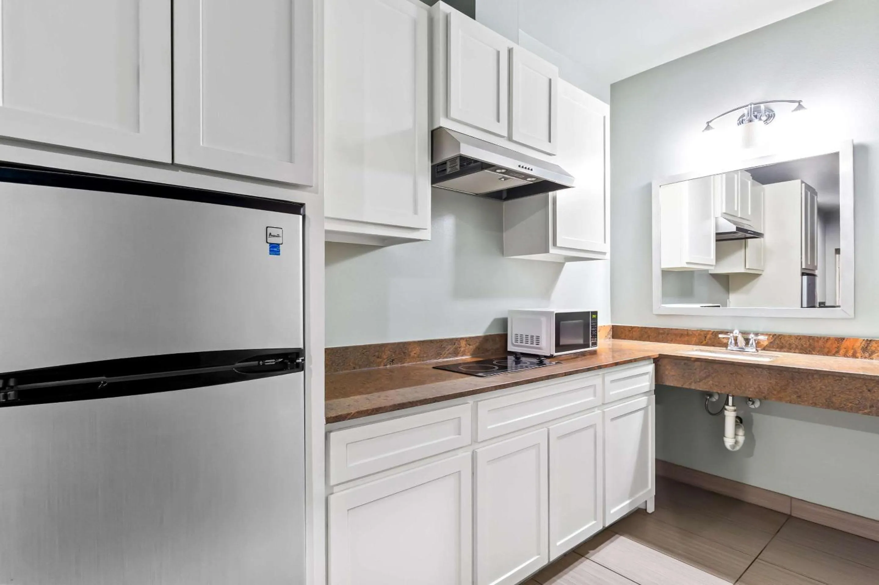 Kitchen or kitchenette in Econo Lodge Inn & Suites Channelview - Houston East