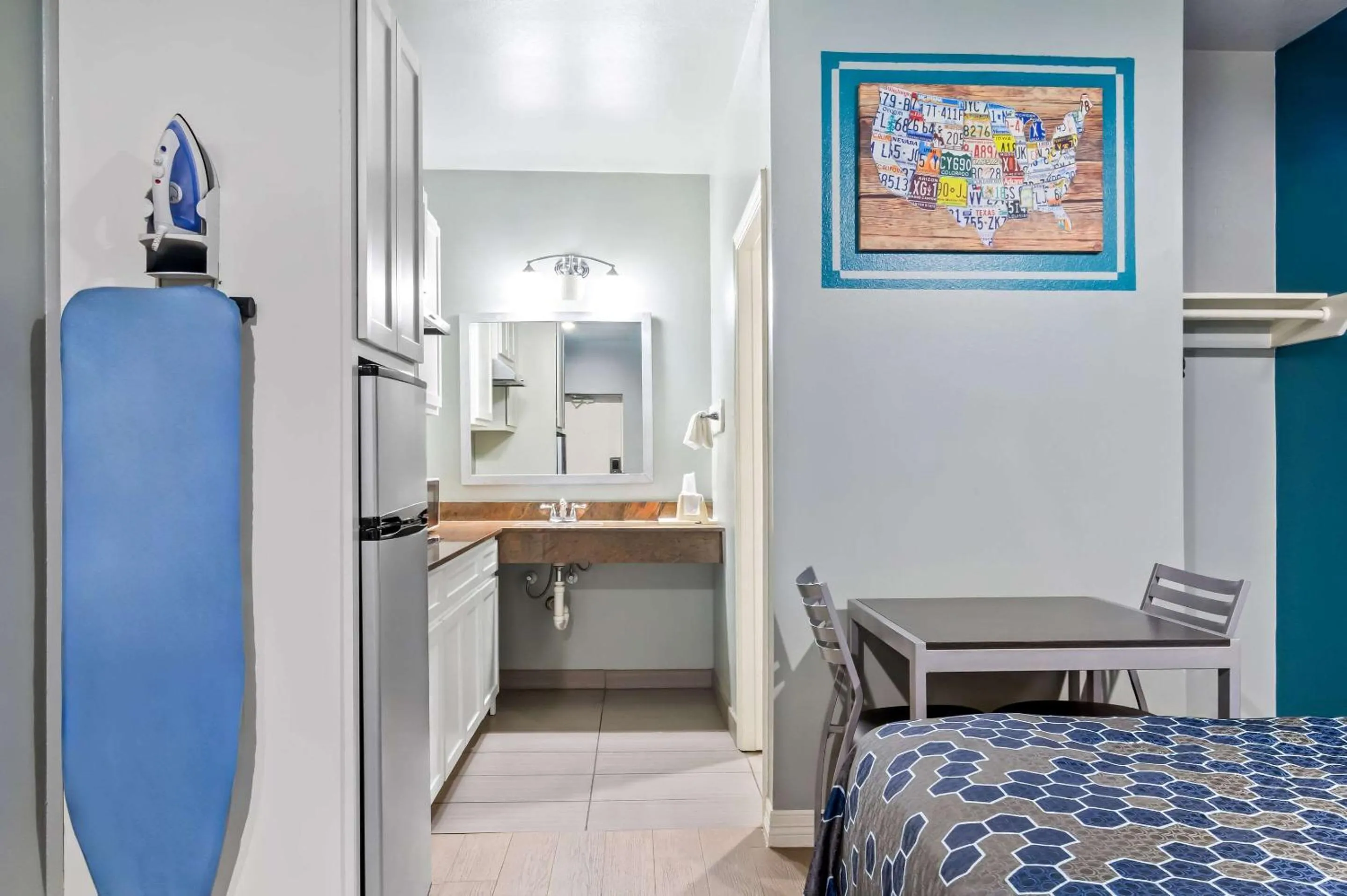 Bedroom, Bed in Econo Lodge Inn & Suites Channelview - Houston East