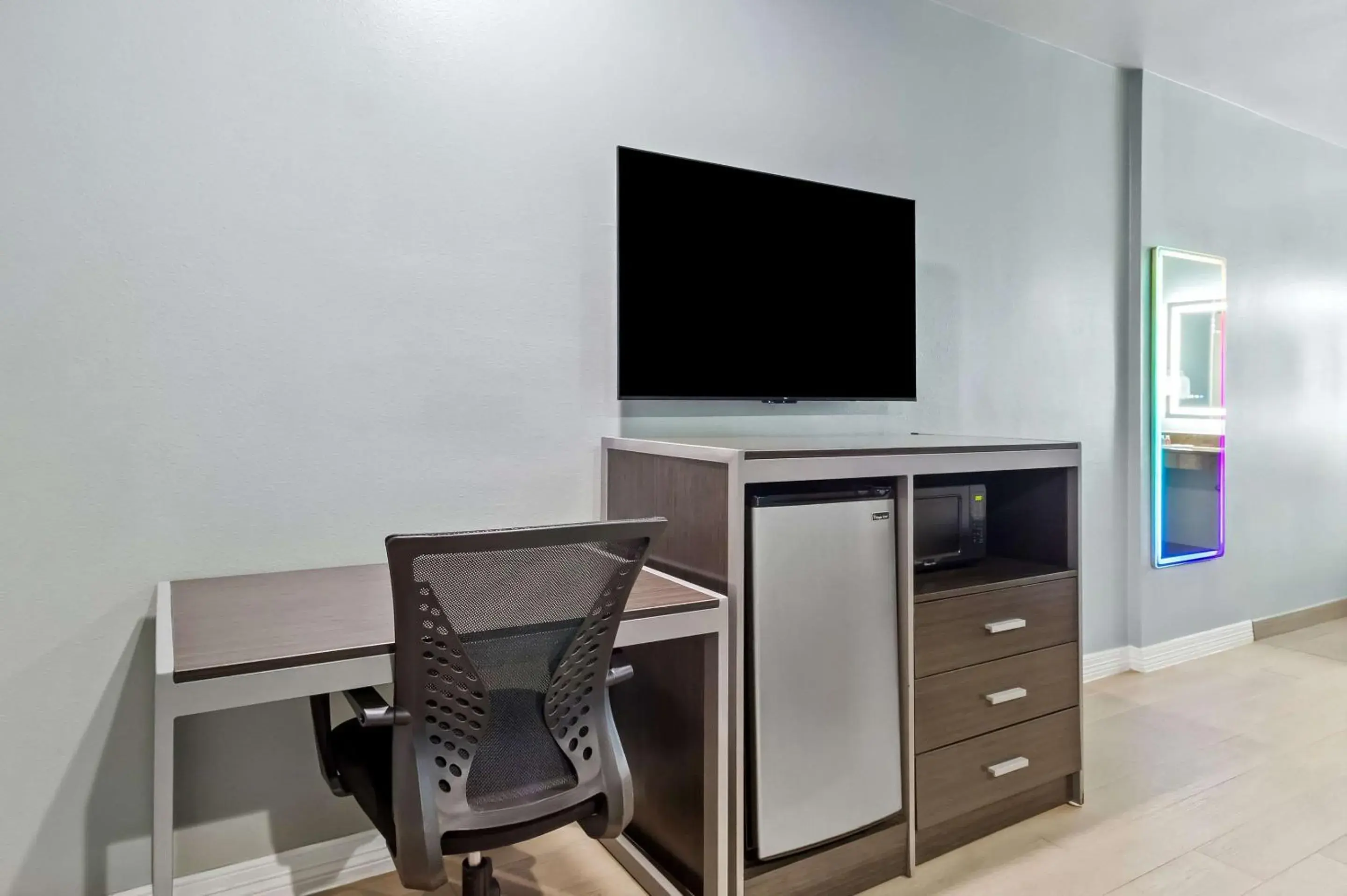 Quadruple Room - Smoking in Econo Lodge Inn & Suites Quadruple Room - Smoking in Econo Lodge Inn & Suites