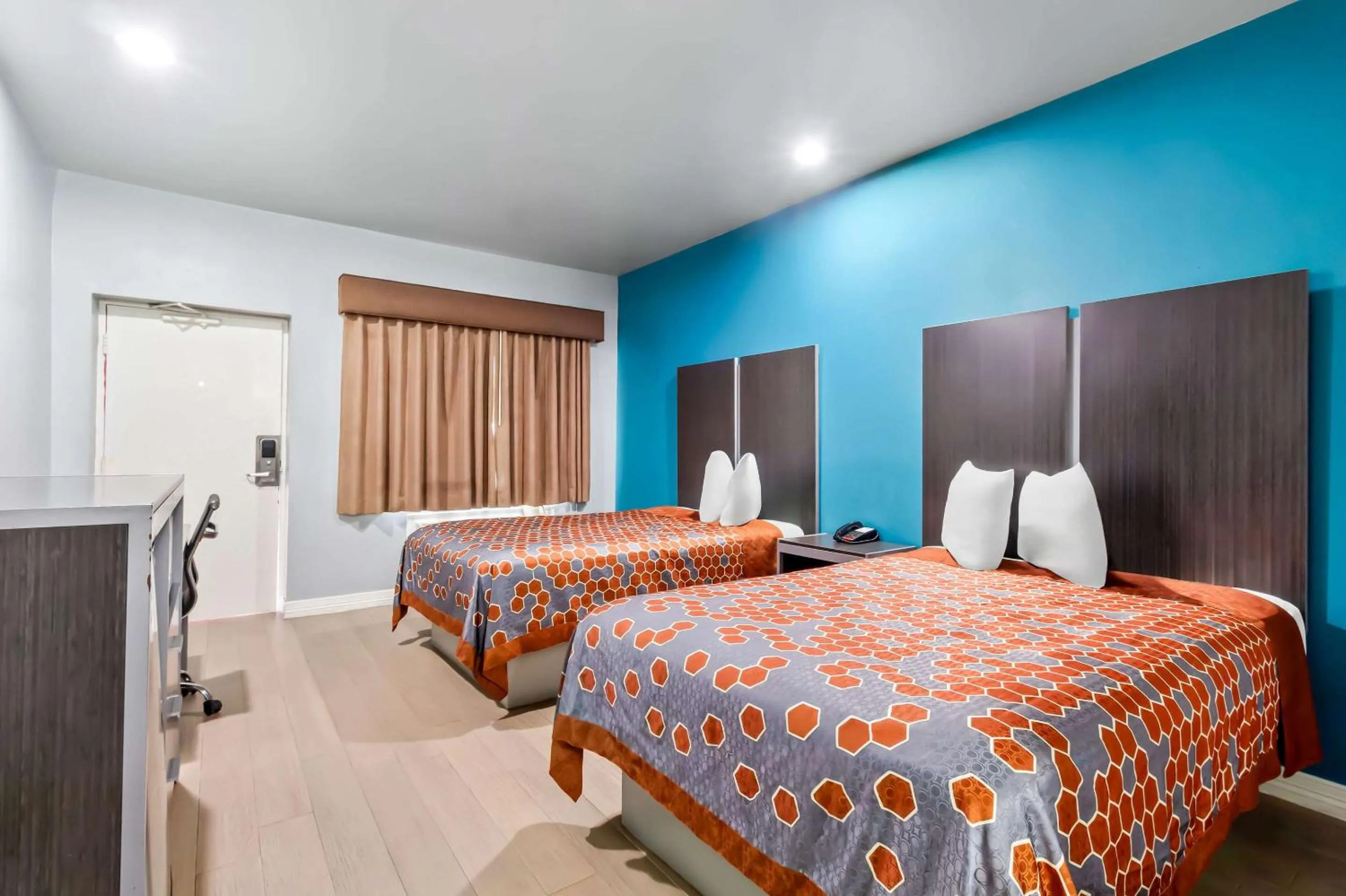 Bedroom, Bed in Econo Lodge Inn & Suites Channelview - Houston East