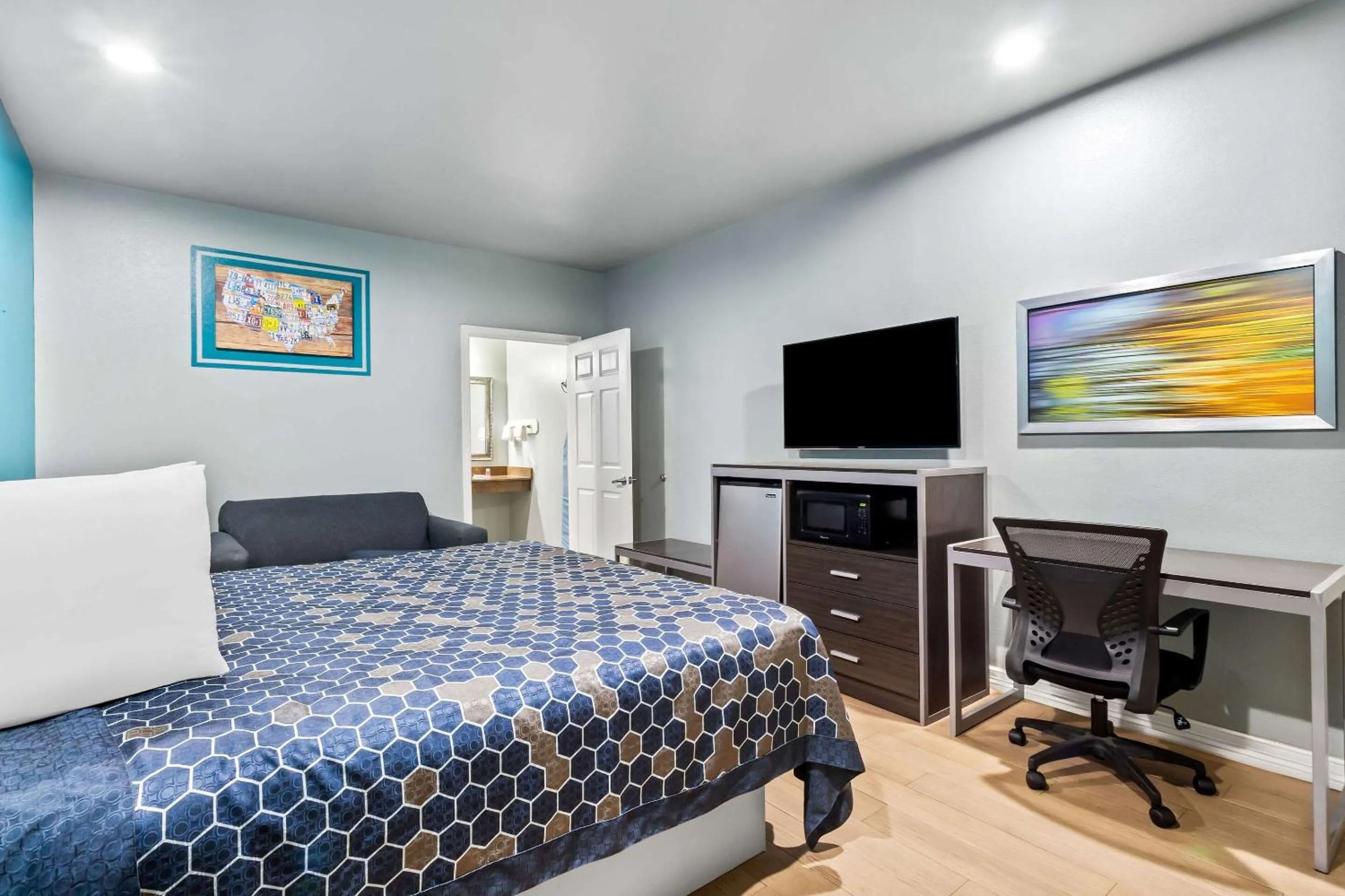 Bedroom, Bed in Econo Lodge Inn & Suites Channelview - Houston East