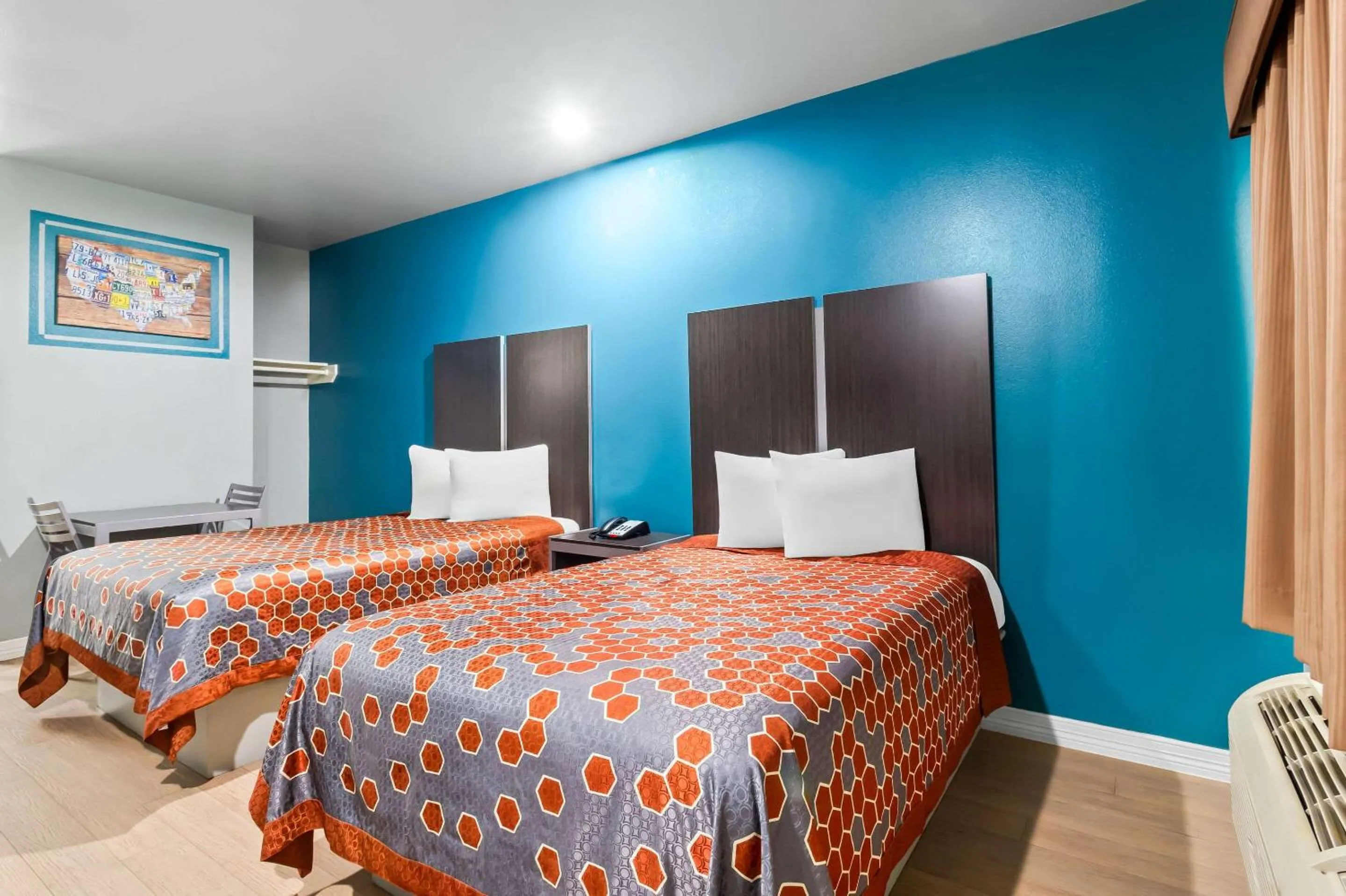 Bedroom, Bed in Econo Lodge Inn & Suites Channelview - Houston East