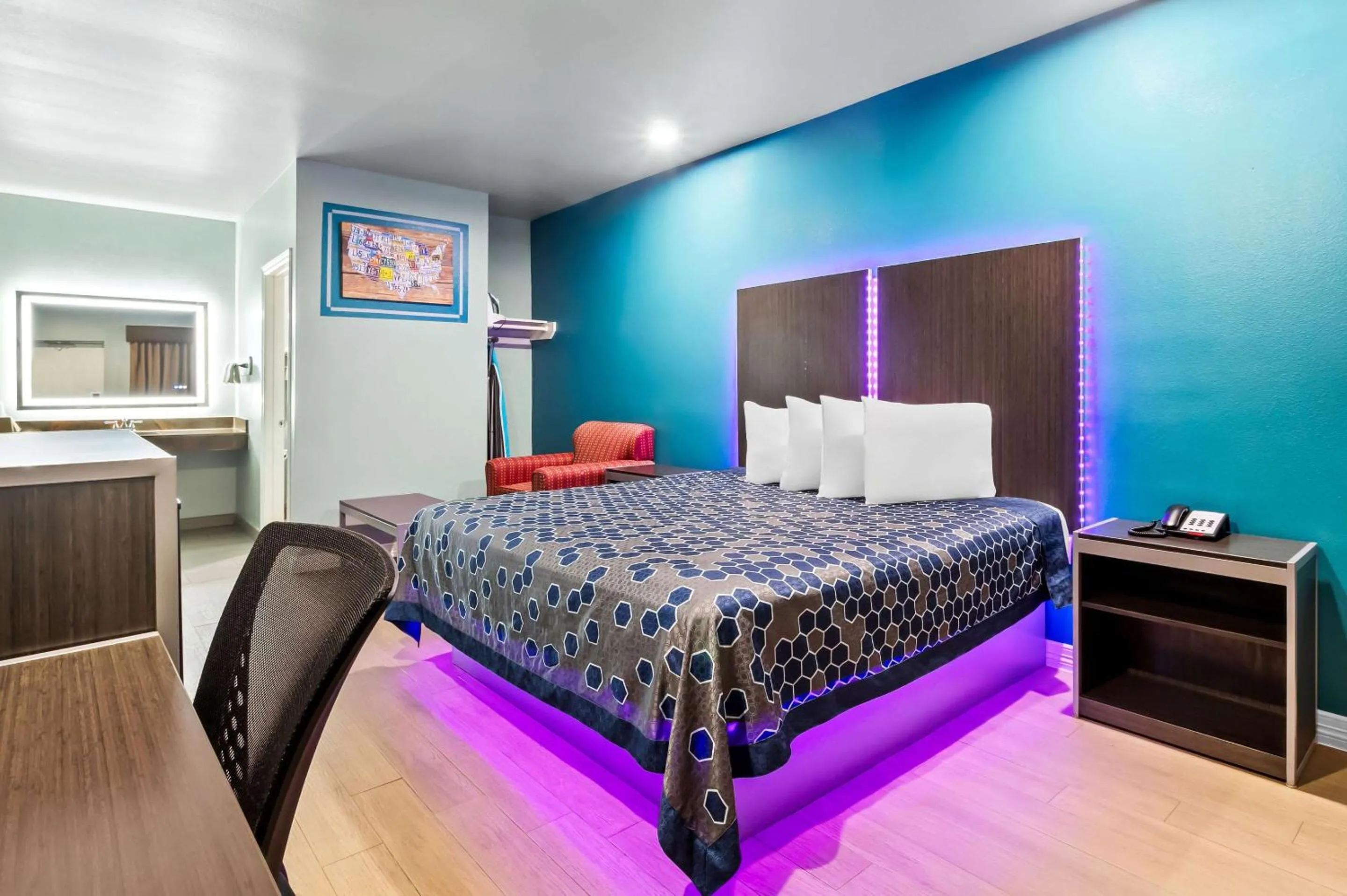 Bedroom, Bed in Econo Lodge Inn & Suites Channelview - Houston East