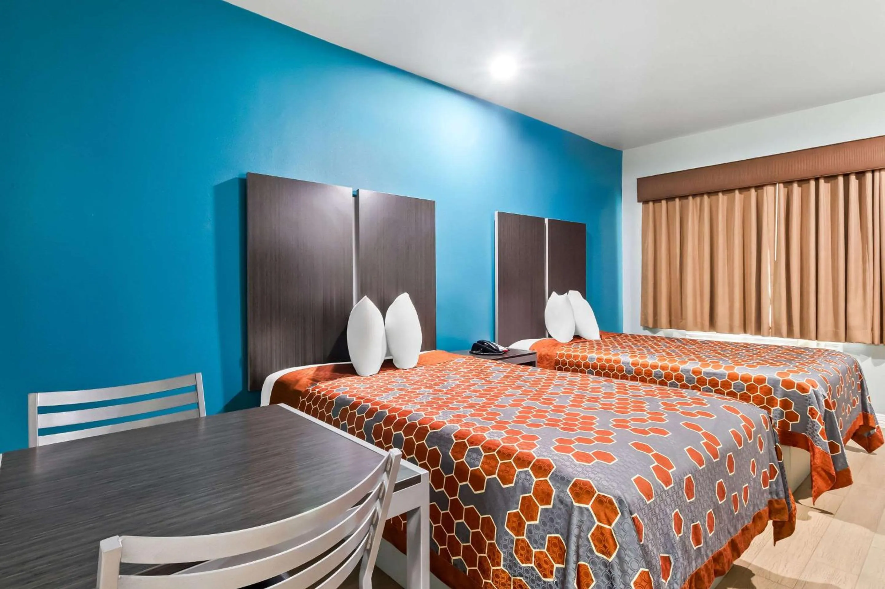 Bedroom, Bed in Econo Lodge Inn & Suites Channelview - Houston East