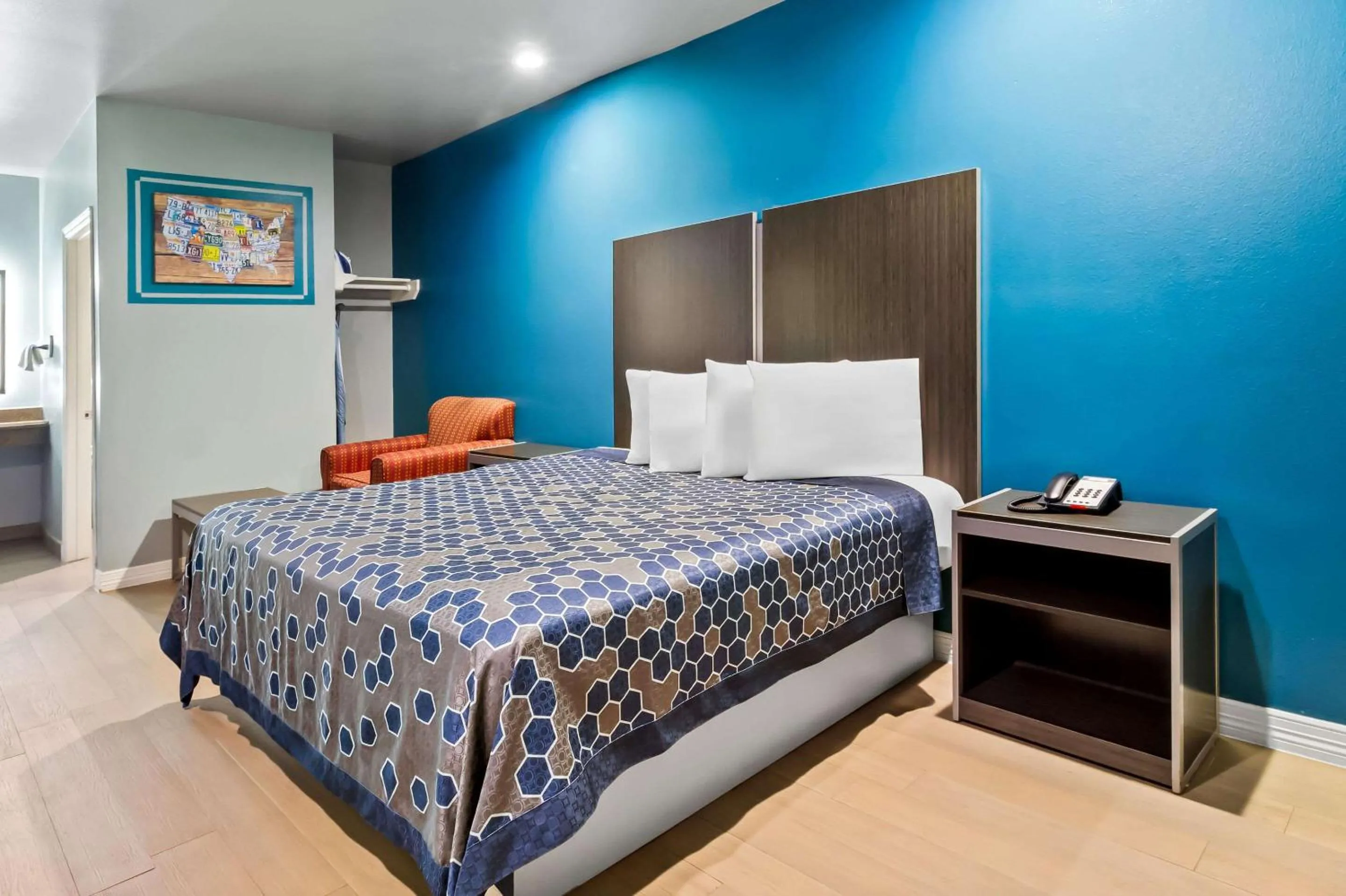 Bedroom, Bed in Econo Lodge Inn & Suites Channelview - Houston East