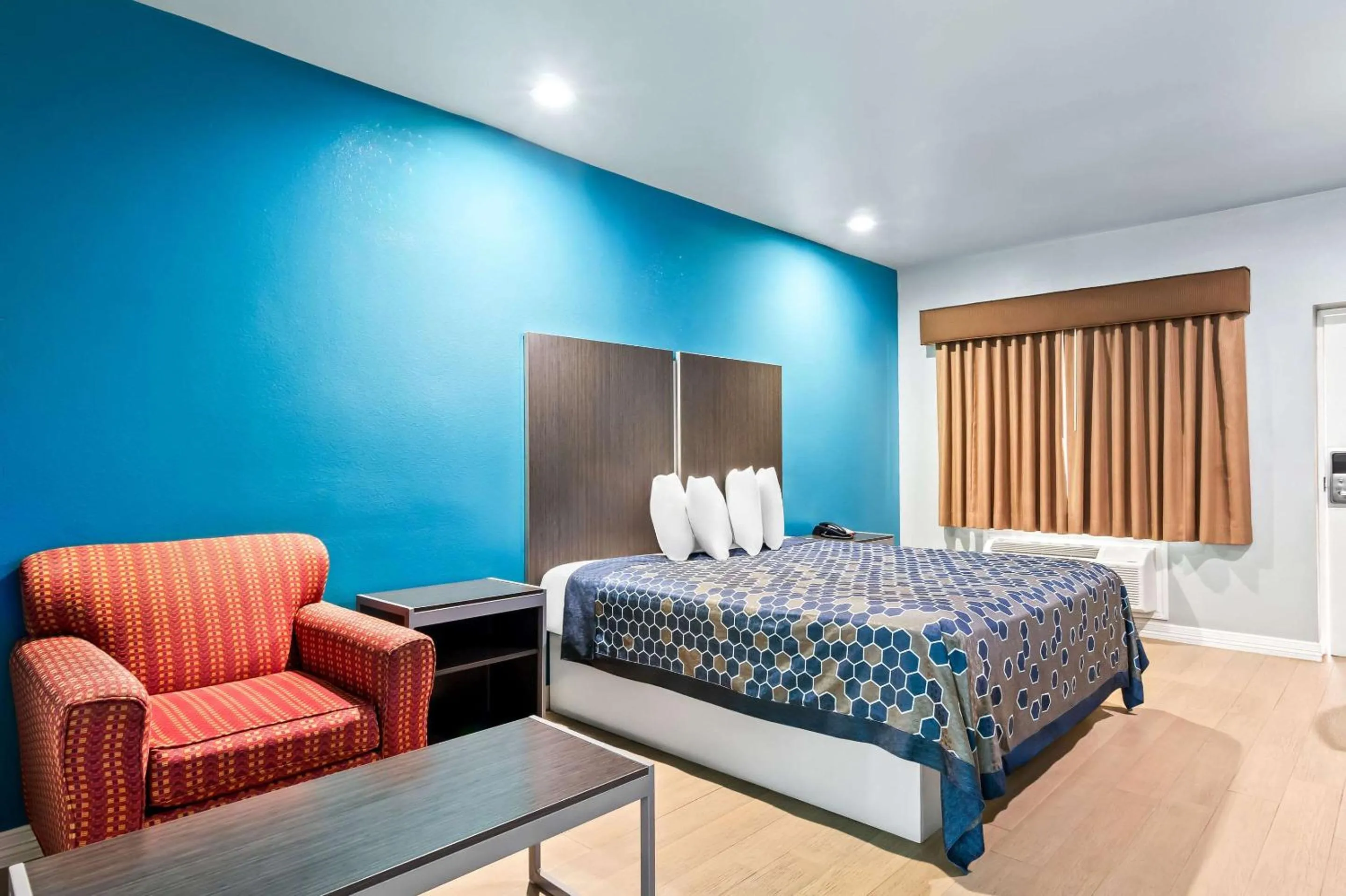 Bedroom, Bed in Econo Lodge Inn & Suites Channelview - Houston East