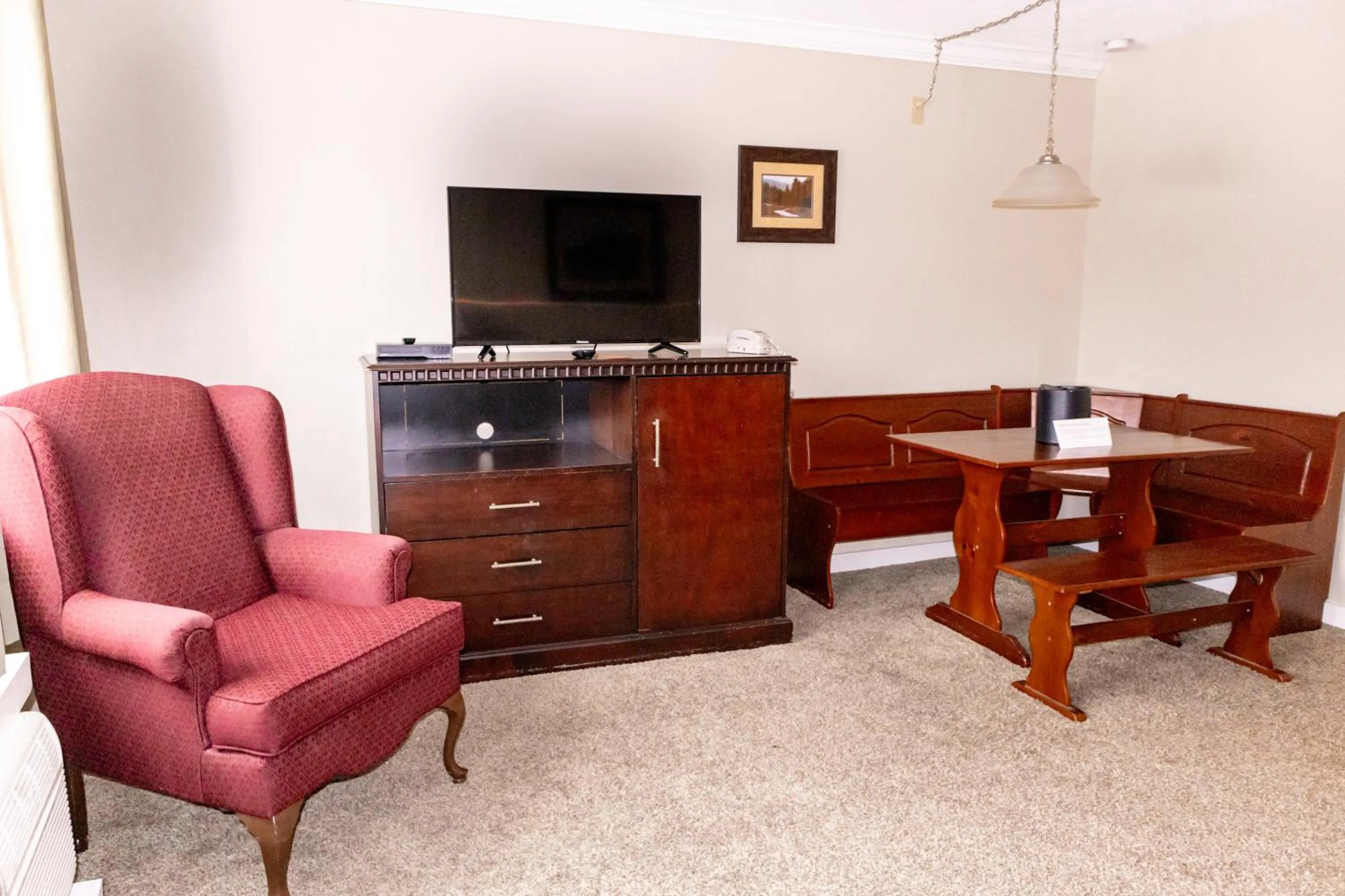 Communal lounge/ TV room in Carriage House Country Club